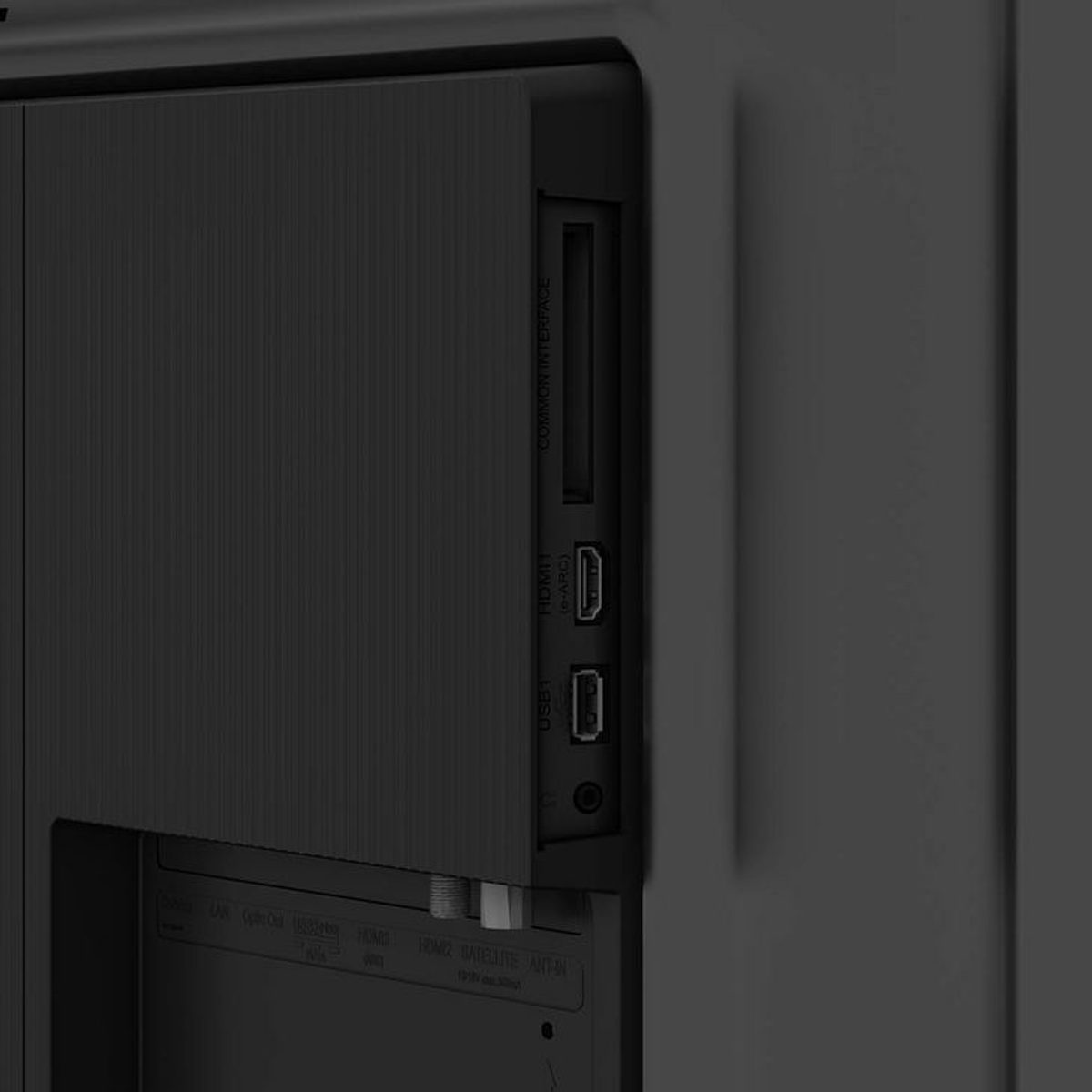 Primer plano de la parte trasera de un televisor, mostrando puertos HDMI, USB y CI.