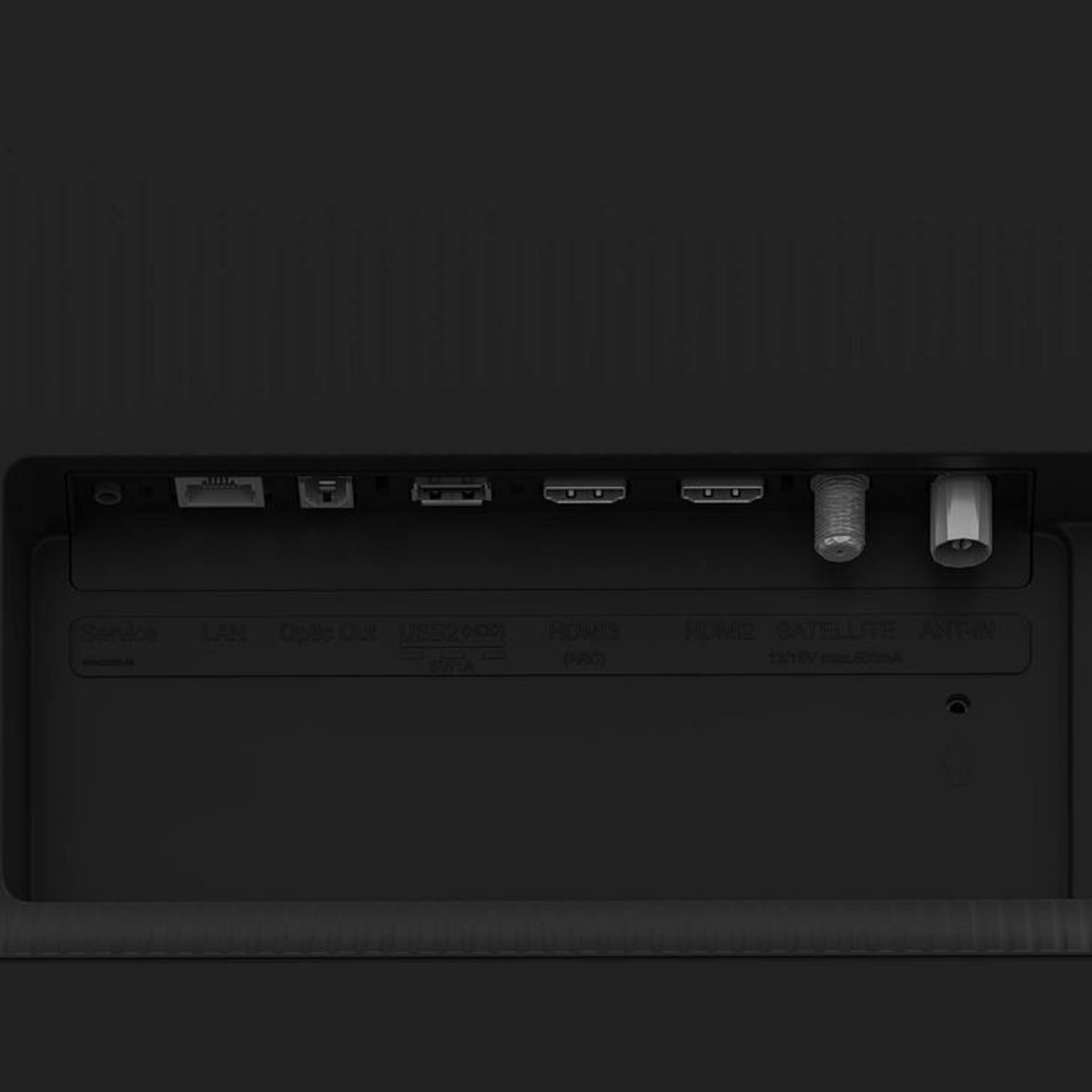 Panel trasero de un televisor con varios puertos de entrada.