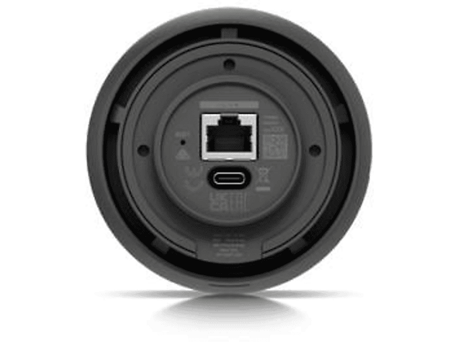 Mężczyzna patrzy na telefon z powiadomieniem o detekcji. Widoczna jest kamera.