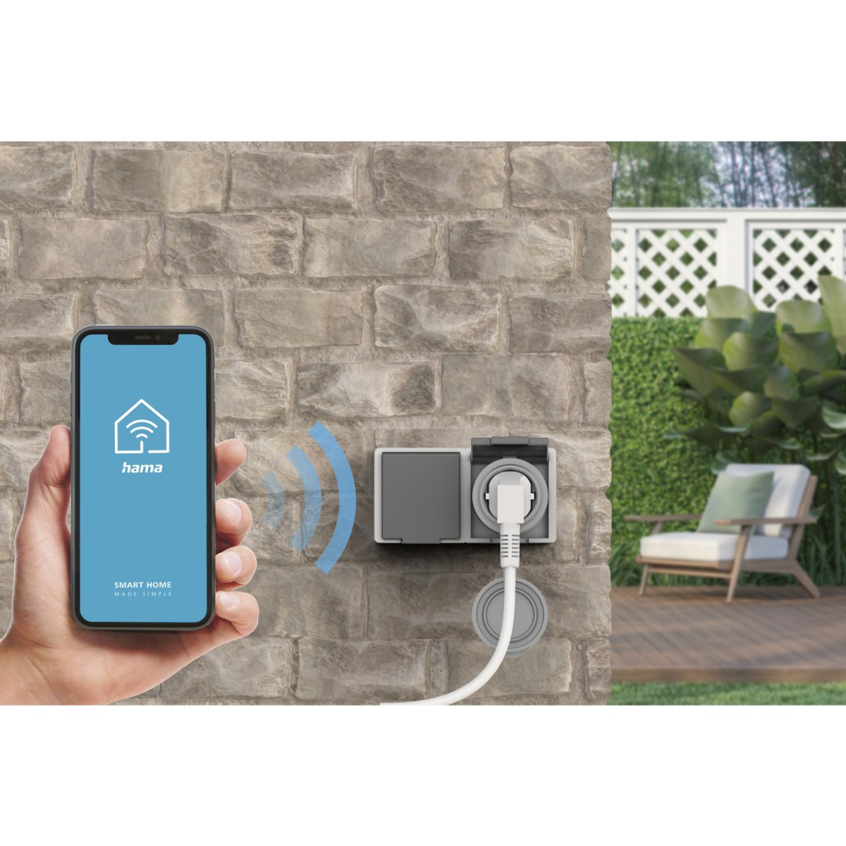 Eine Hand, die ein Telefon mit einer Smart-Home-App hält. Eine intelligente Steckdose befindet sich an der Wand.