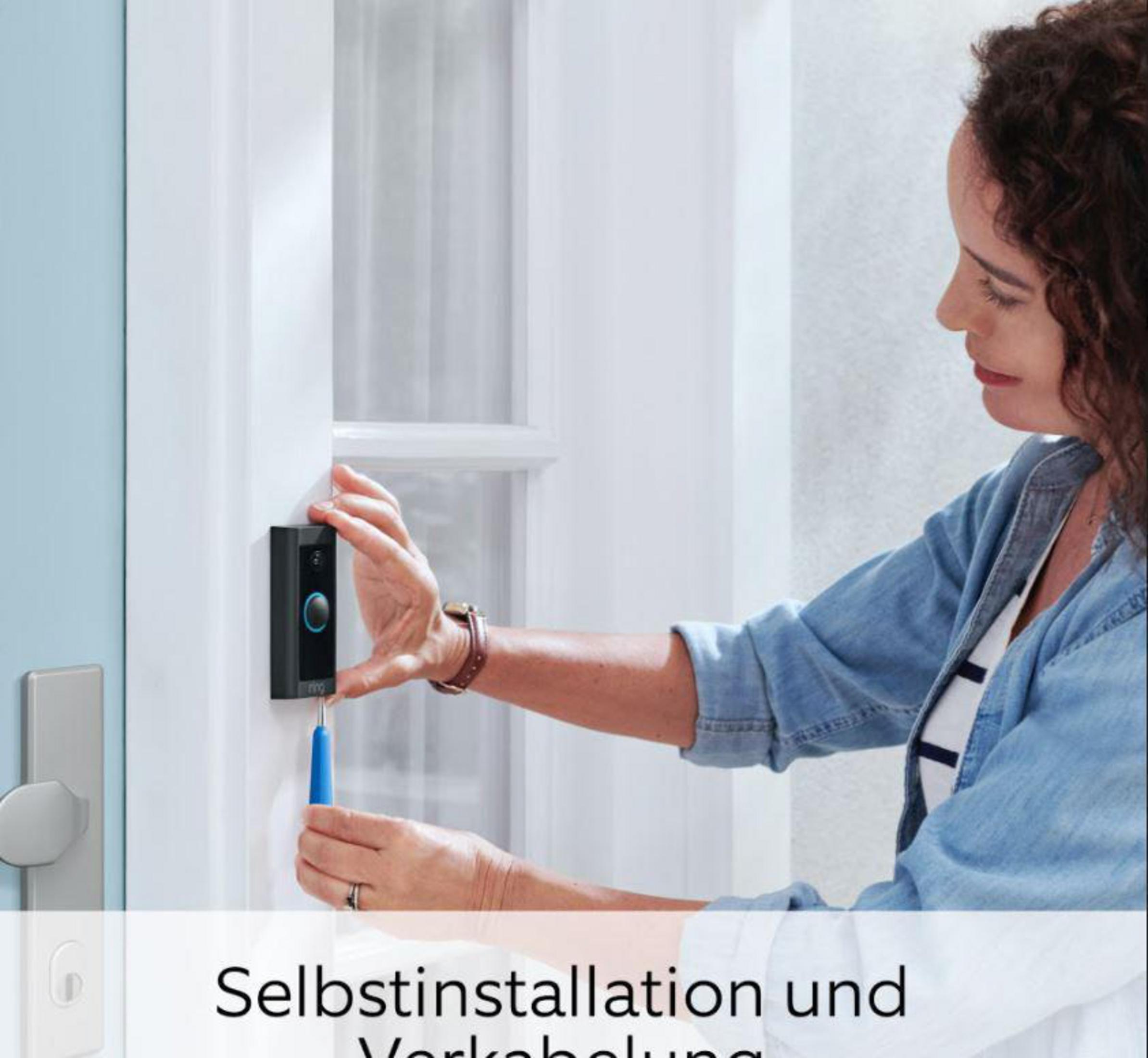 Frau installiert eine Ring-Videotürklingel mit einem Schraubendreher. Text 'Selbstinstallation und'.