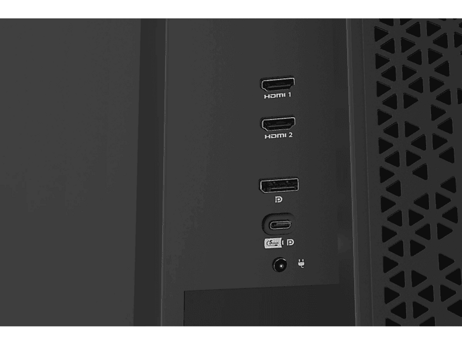 Zbliżenie portów HDMI, USB i zasilania na czarnym urządzeniu. Czarne tło.