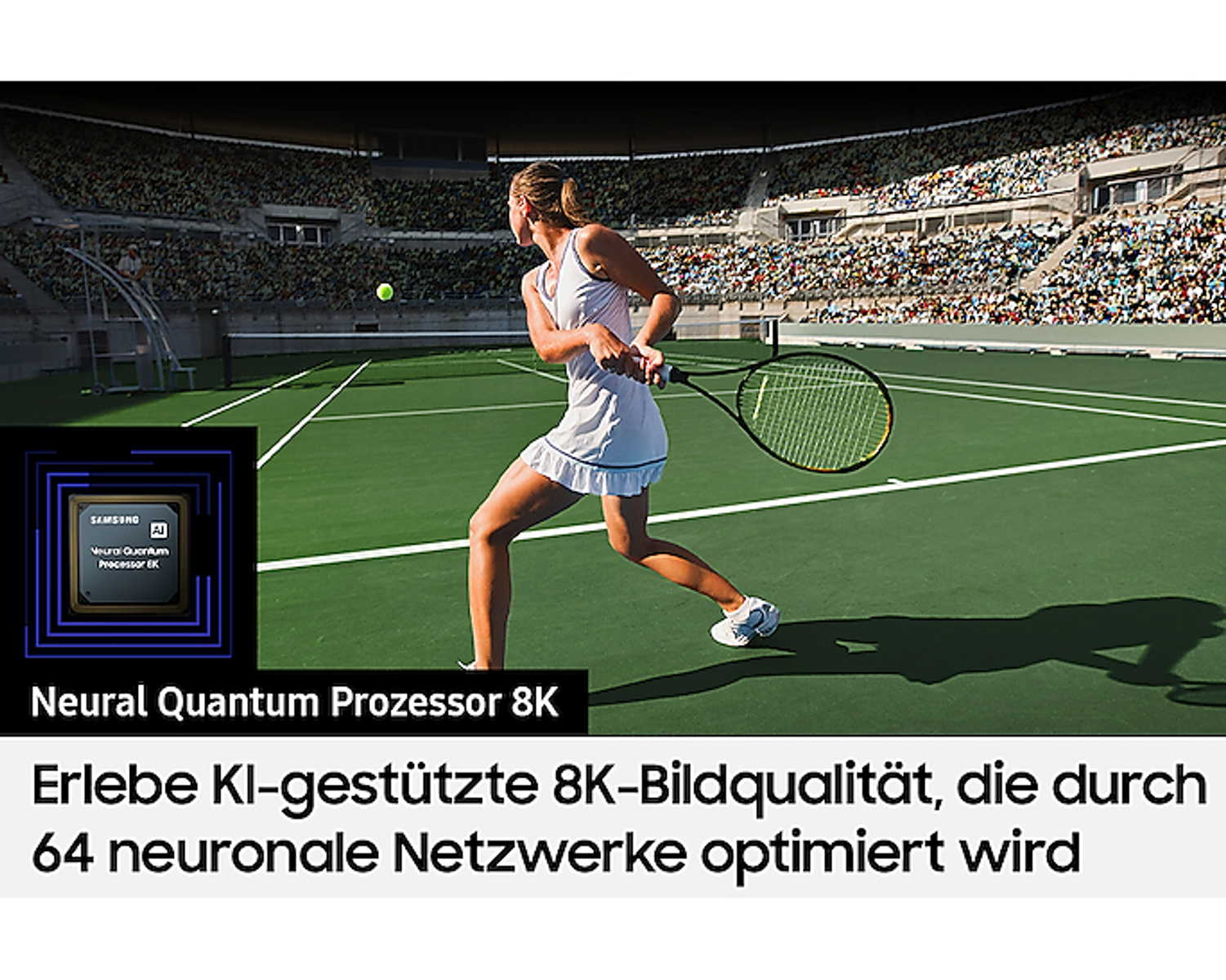 Tenisista uderza piłkę na zielonym korcie. Obecny jest również tekst o jakości 8K.