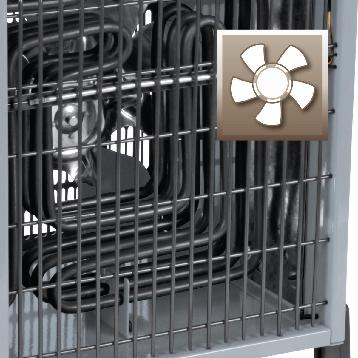 Primer plano de un ventilador dentro de un dispositivo, con rejilla y un logotipo sobre fondo gris.