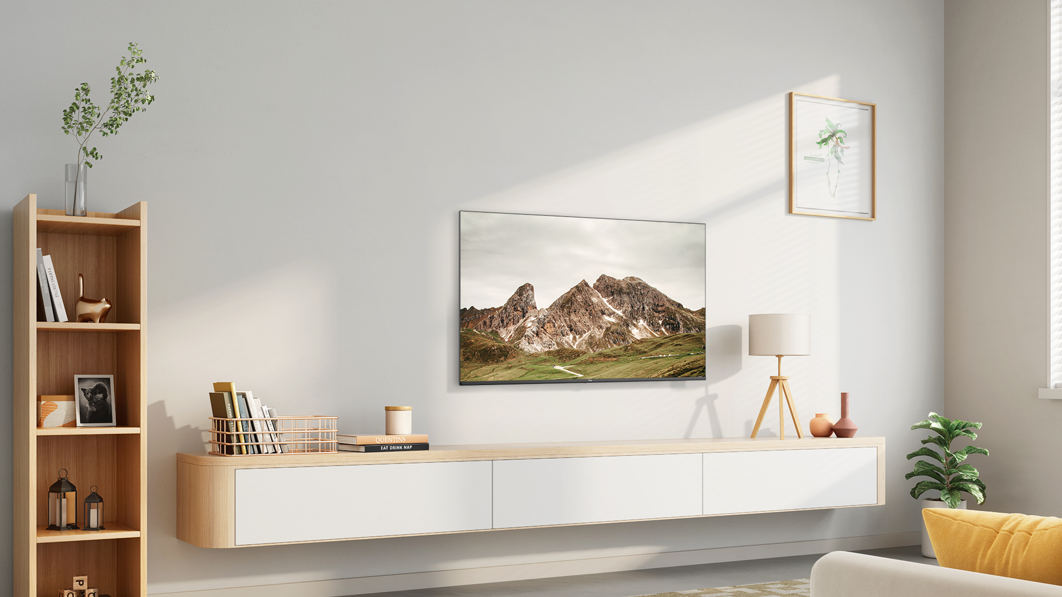 Nowoczesny salon z krajobrazem górskim na ekranie telewizora i drewnianymi meblami.