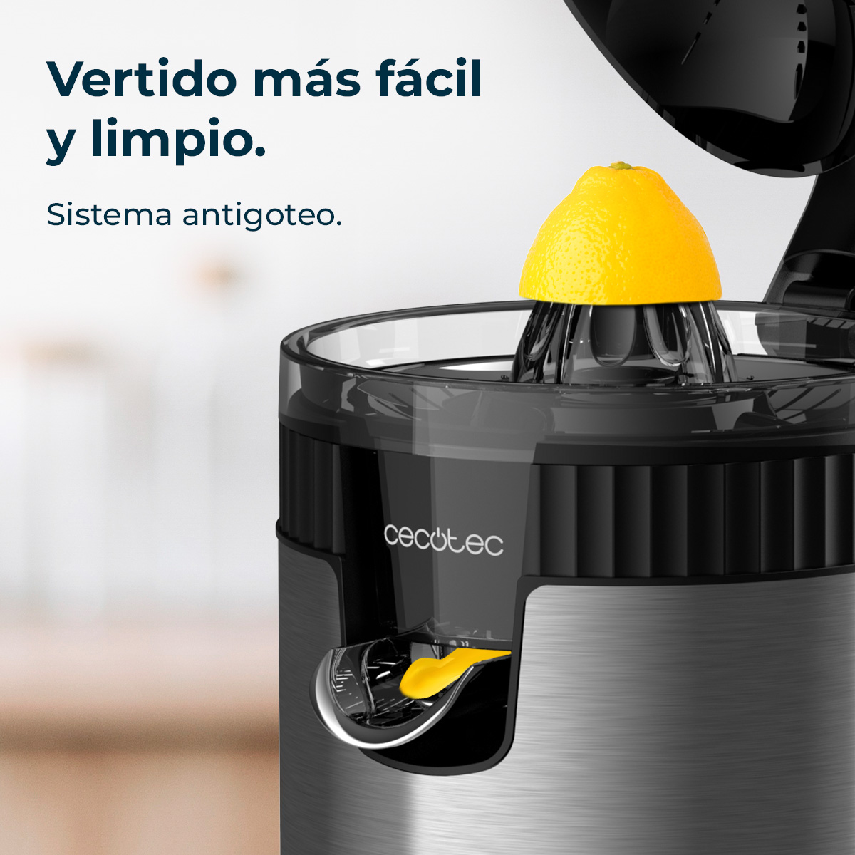 Een citruspers met een citroen erop. De tekst "Vertido más fácil y limpio" staat op de afbeelding.