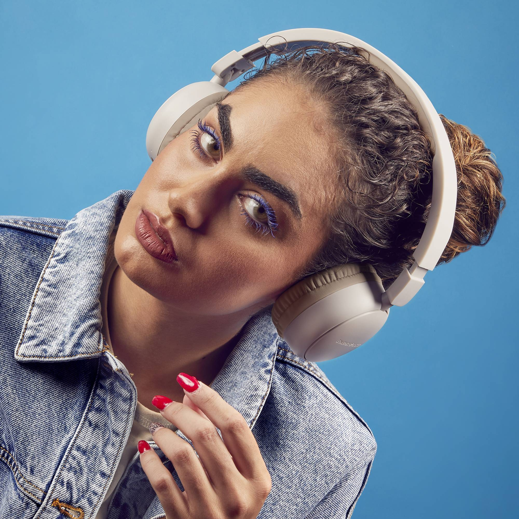 Czarny zasilacz z wtyczką dwupinową i portem ładowania. Białe tło.