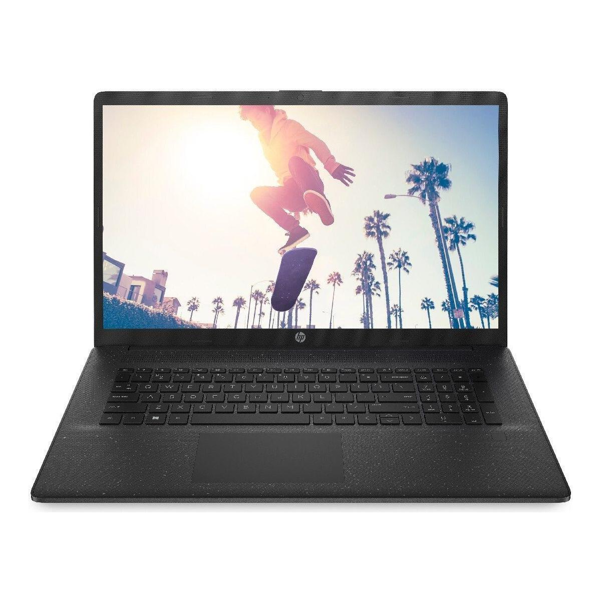 Ein schwarzer HP-Laptop, ein Mann beim Skateboarden auf dem Bildschirm, Palmen im Hintergrund.