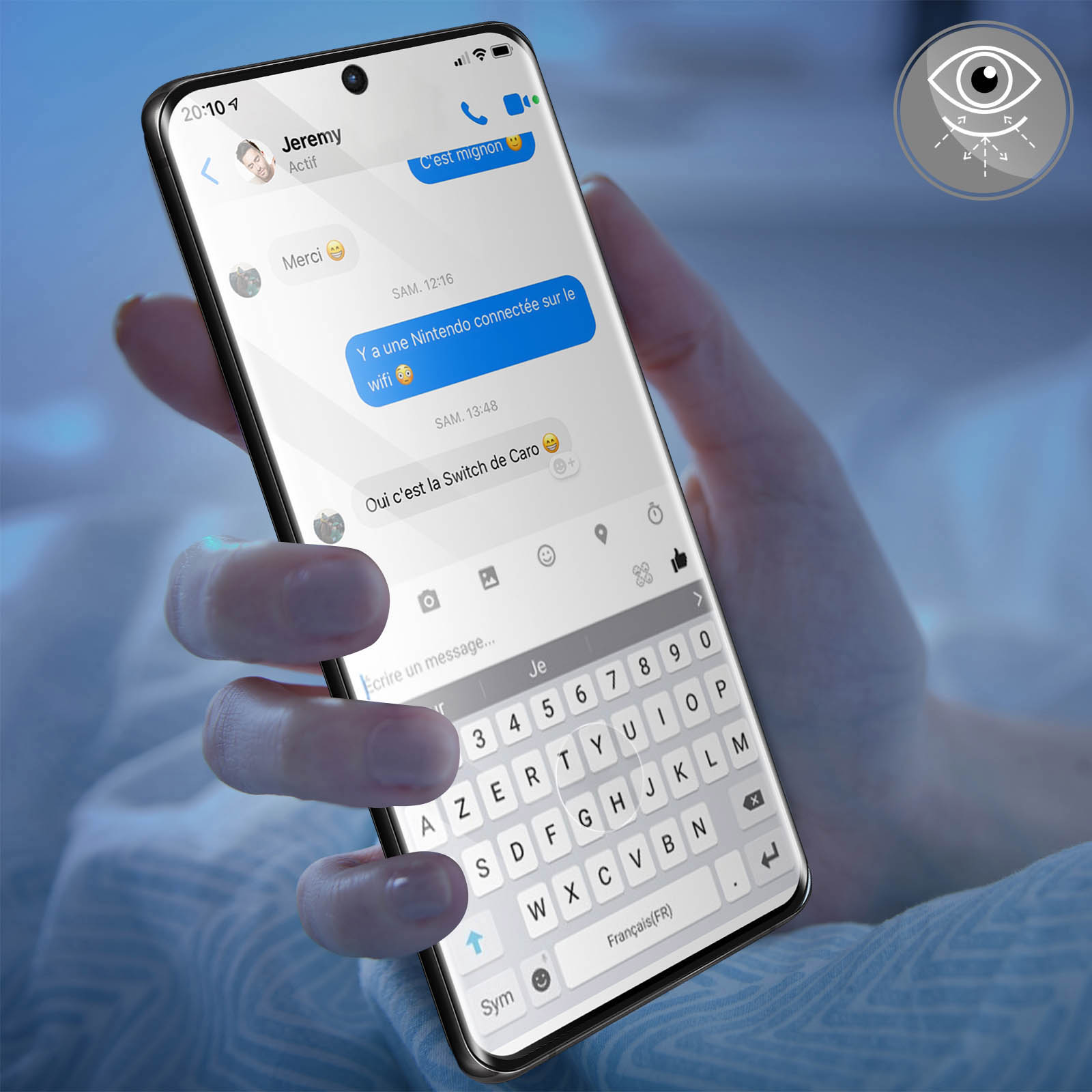 Una mano che tiene un telefono con un'app di messaggistica aperta. Lo schermo mostra una conversazione. Una tastiera è visibile.