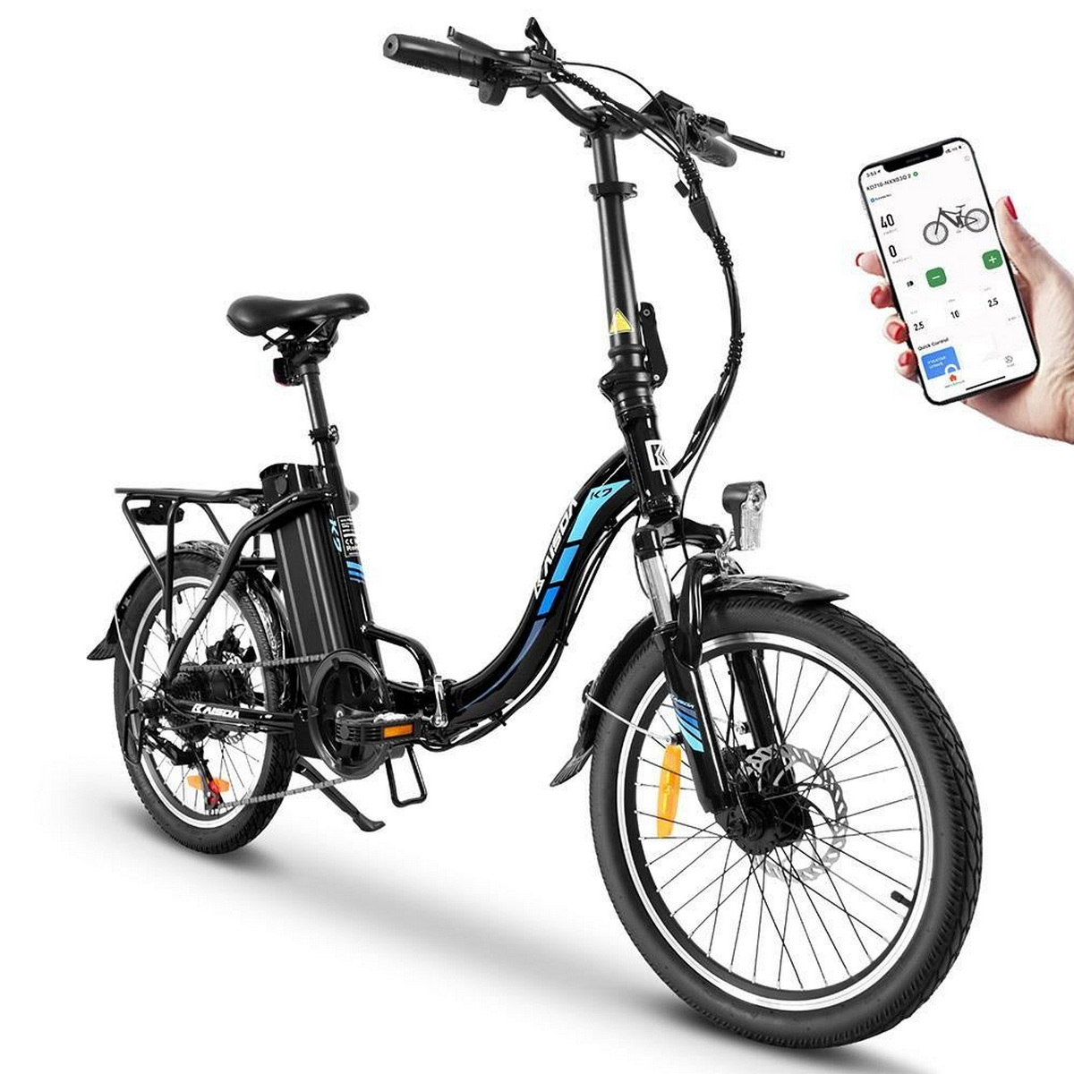 Bicicletta elettrica nera con un telefono che mostra i dati dell'app su sfondo bianco.