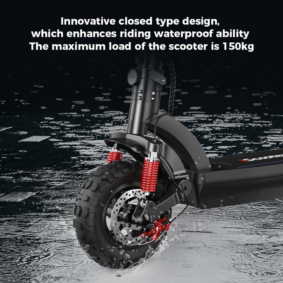 Un monopattino nero su una superficie bagnata con schizzi d'acqua. Lo scooter ha sospensioni rosse.