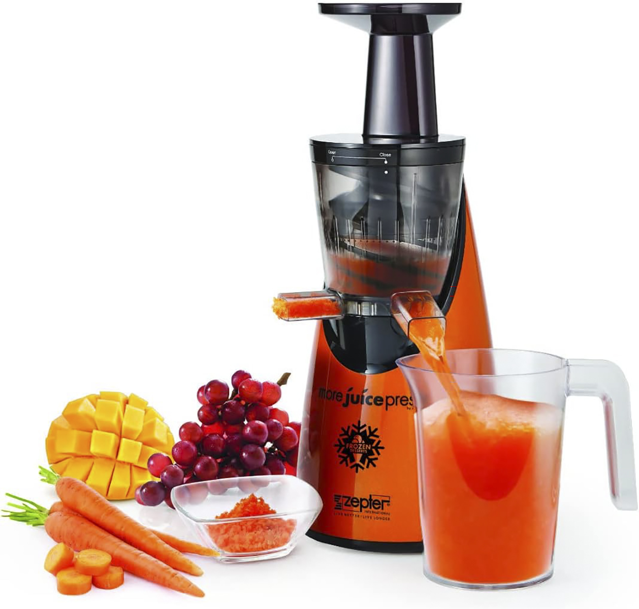 Orangener und schwarzer Entsafter mit Obst und Saft. Trauben, Mango, Karotten und Saft in einem Krug.