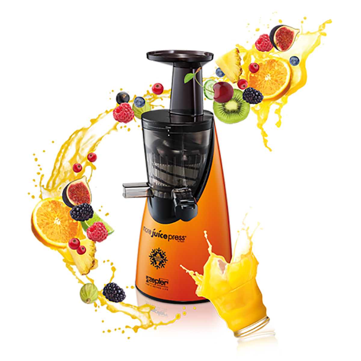 Orangener Entsafter mit Früchten und Saftspritzern, freigestellt.