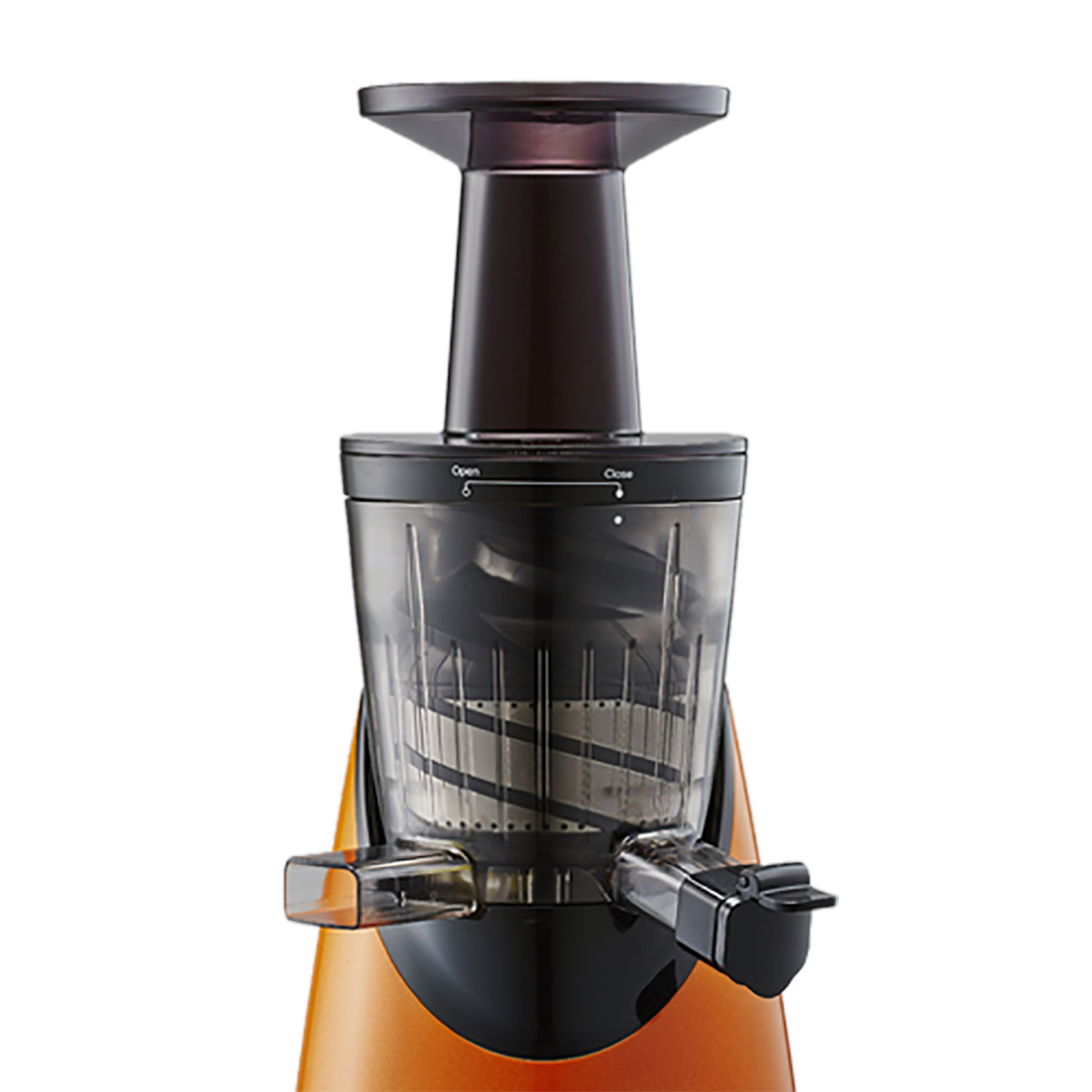 Nahaufnahme eines orange-schwarzen Slow Juicers, der die inneren Komponenten zeigt.