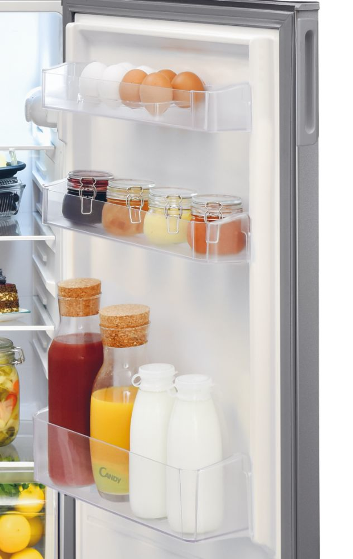 Interno del frigorifero con ripiani che contengono uova, vasetti e bottiglie di succo e latte.