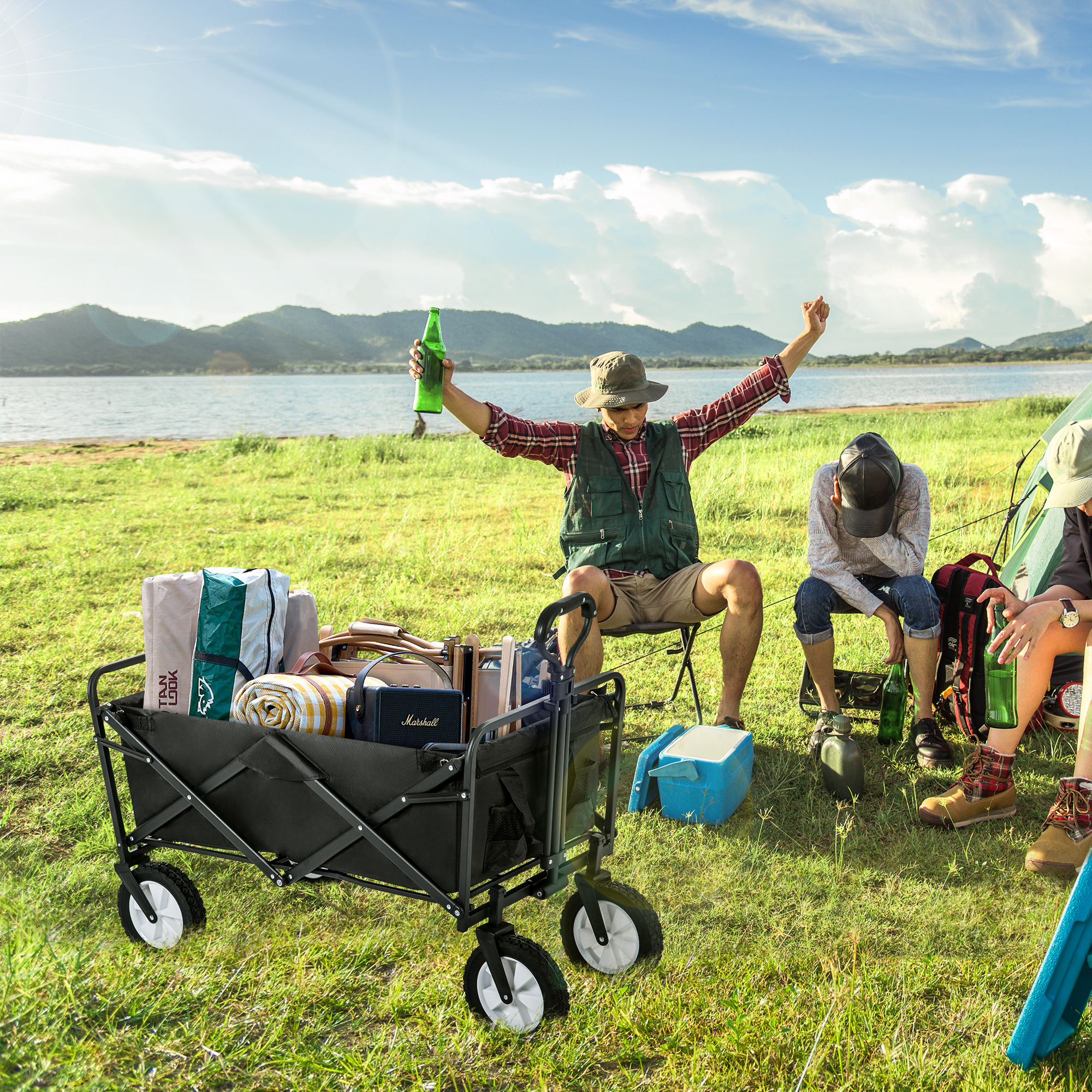 Leute campen am See mit einem beladenen Wagen.