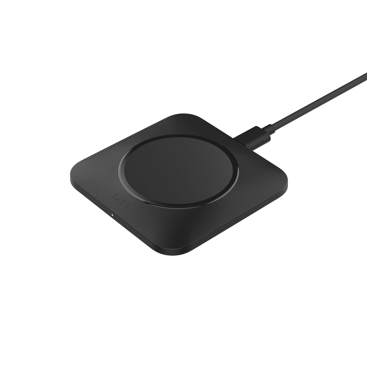 Ein schwarzes kabelloses Ladepad wird gezeigt. Es hat eine kreisförmige Ladefläche und ein Kabel angeschlossen.