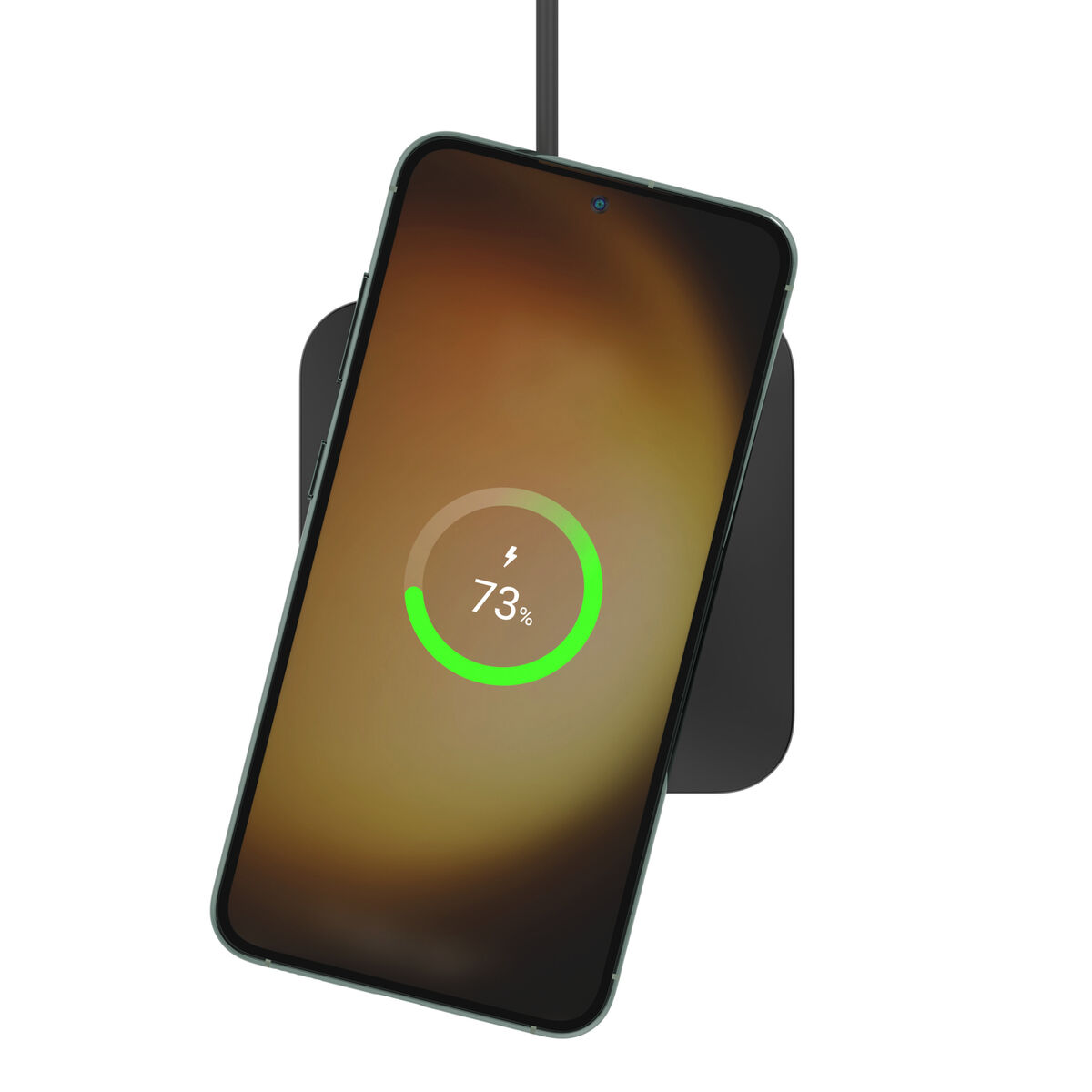 Smartphone, das drahtlos geladen wird, zeigt 73% Ladung auf dem Bildschirm, vor weißem Hintergrund.