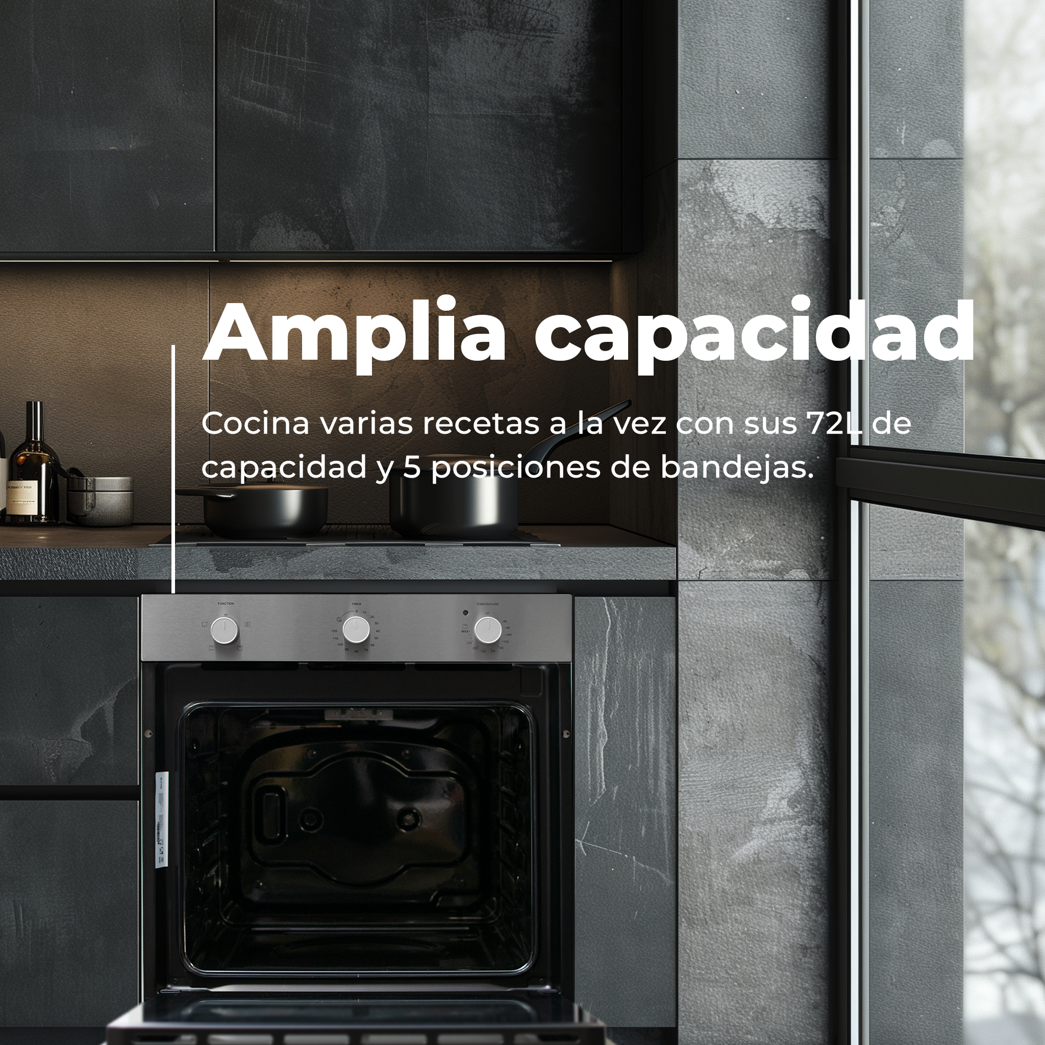 Un forno aperto con interno nero. Il testo spagnolo dice 'Ample capacity'.