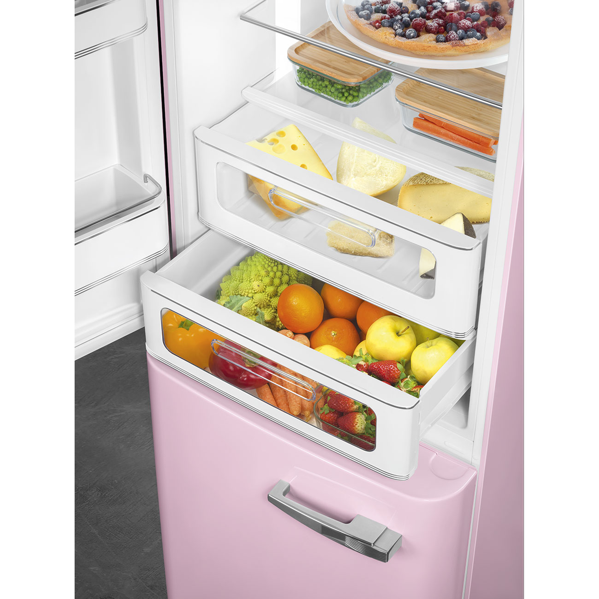 Refrigerador abierto con cajones. Se ven verduras y frutas. Color rosa.