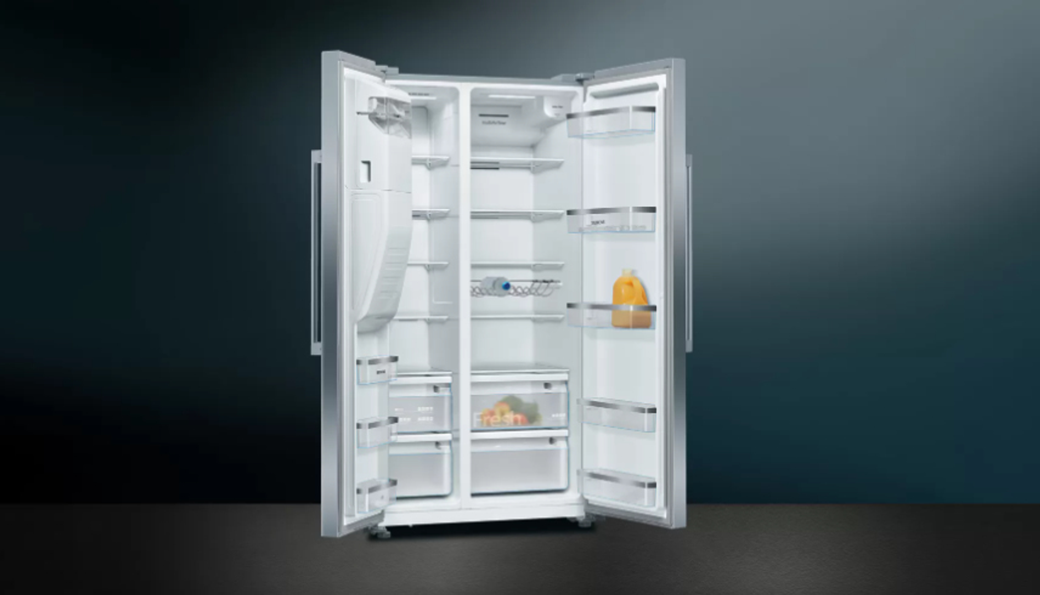 Ein Kühlschrank mit offenen Türen, der das Innere mit Regalen und Lebensmitteln zeigt.