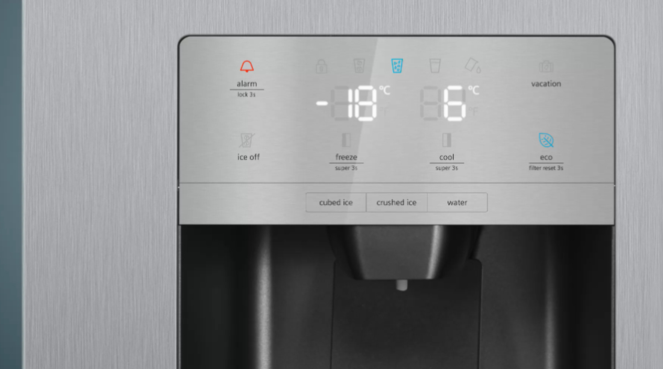 Nahaufnahme eines Kühlschrank-Bedienfelds, das Temperatur und Einstellungen zeigt.