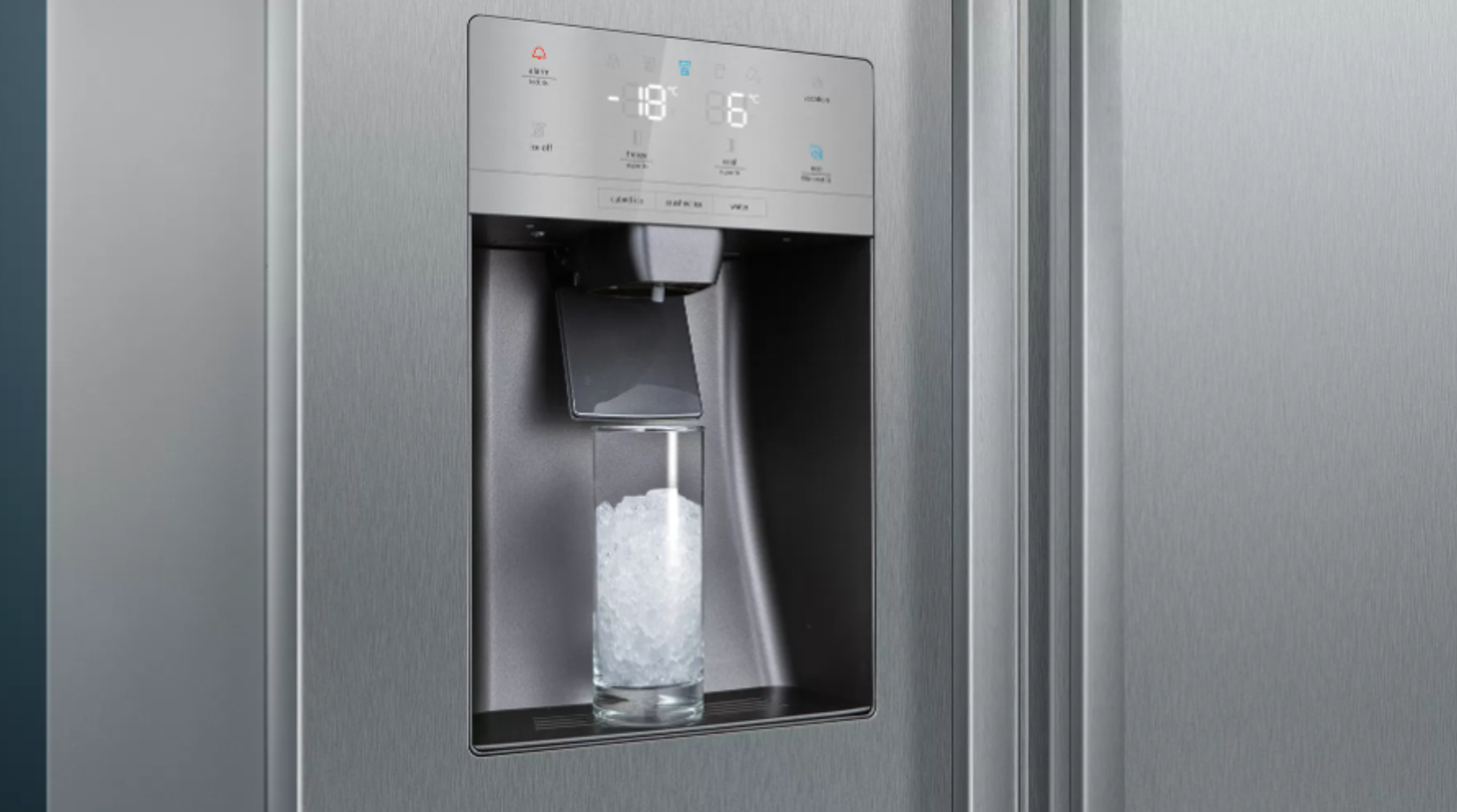 Kühlschrank mit Eisspender und einem Glas mit Eis.