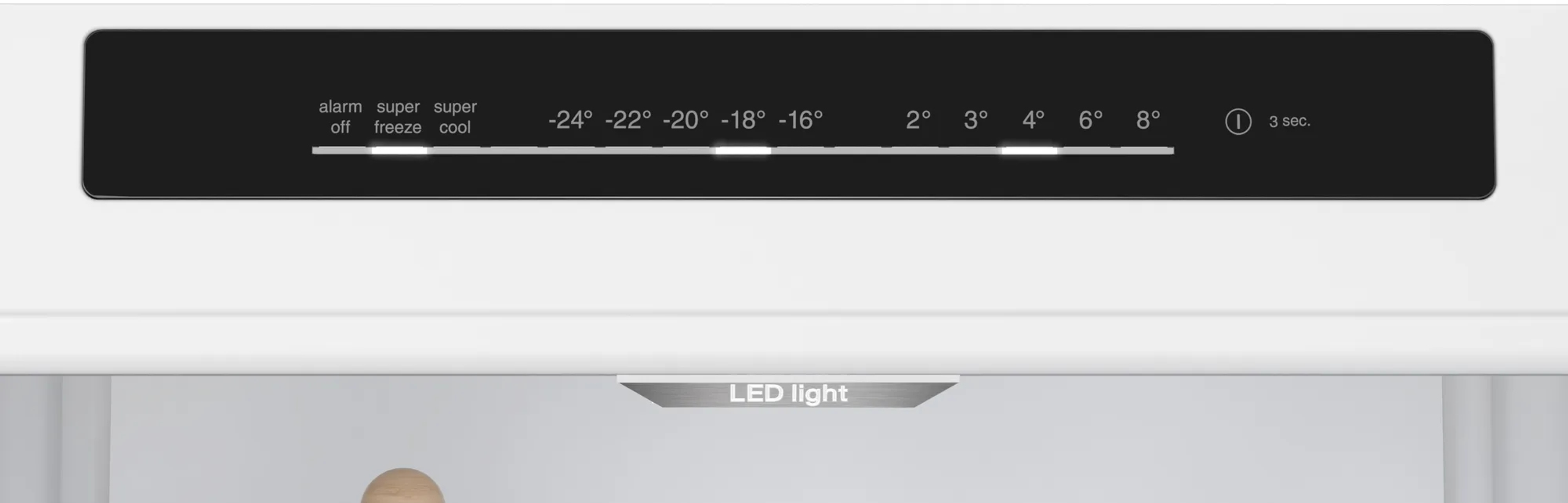 Interior del refrigerador con panel de control mostrando opciones de temperatura y una luz LED.