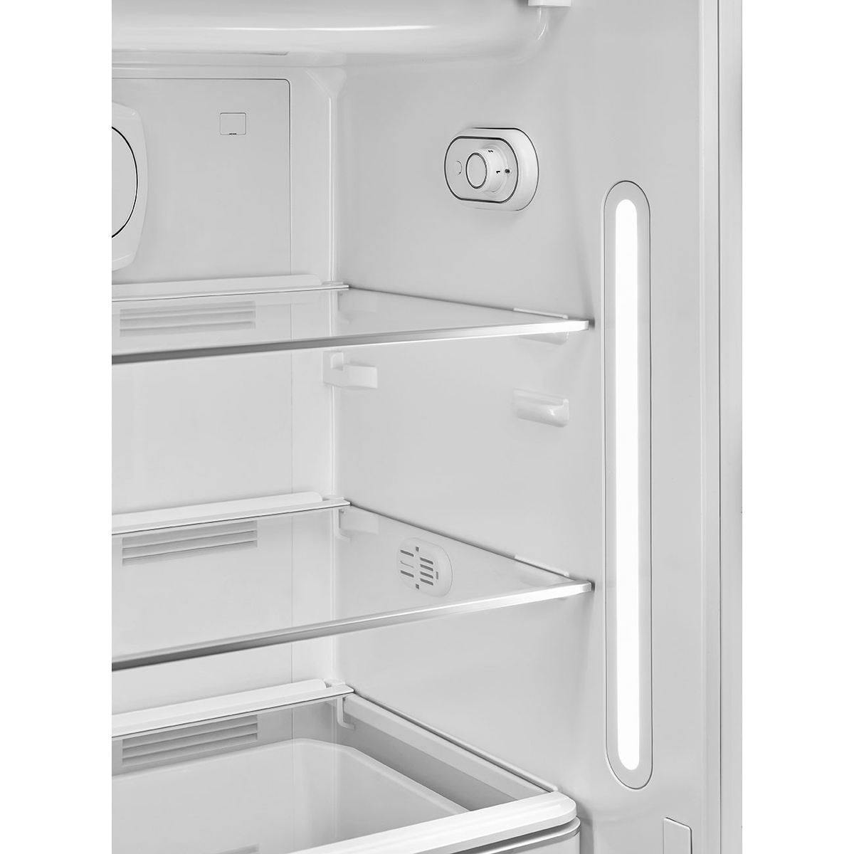 Geöffneter weißer Kühlschrank voller Lebensmittel. Oben ist der Kühlschrank, unten der Gefrierschrank.