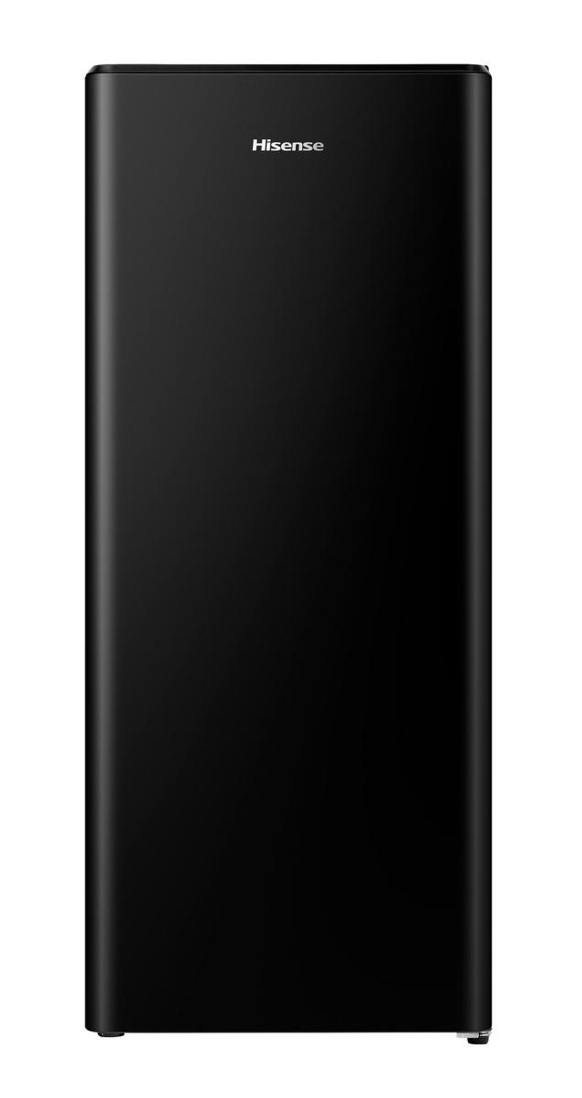 Schwarzer Hisense-Kühlschrank. Vollschwarze Tür. Der Markenname Hisense steht oben auf der Tür.