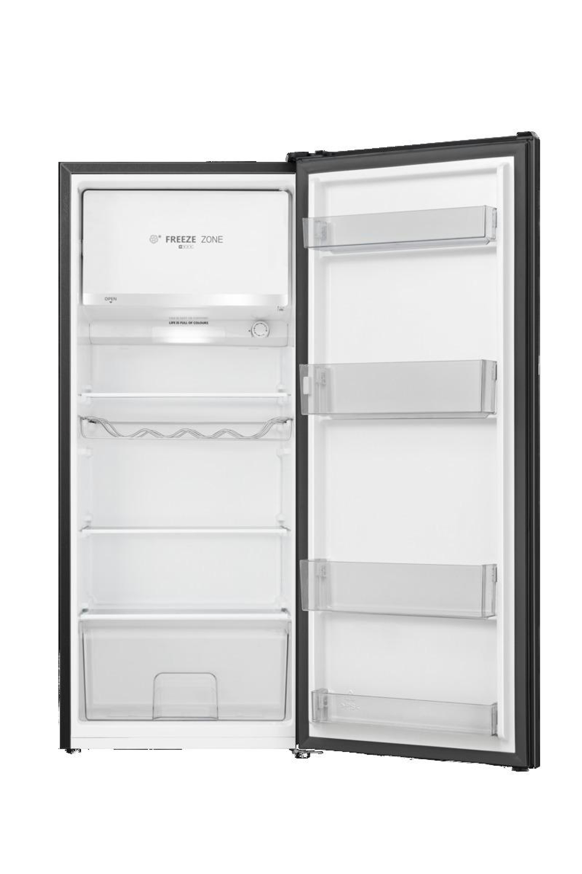 Ein weißer Kühlschrank mit vier offenen Türen, der Regale und Schubladen vor dunklem Hintergrund zeigt.