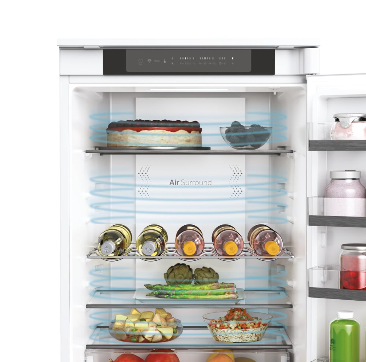 All'interno di un frigorifero. Ripiani con cibo, bevande e una torta. Air Surround è visibile.