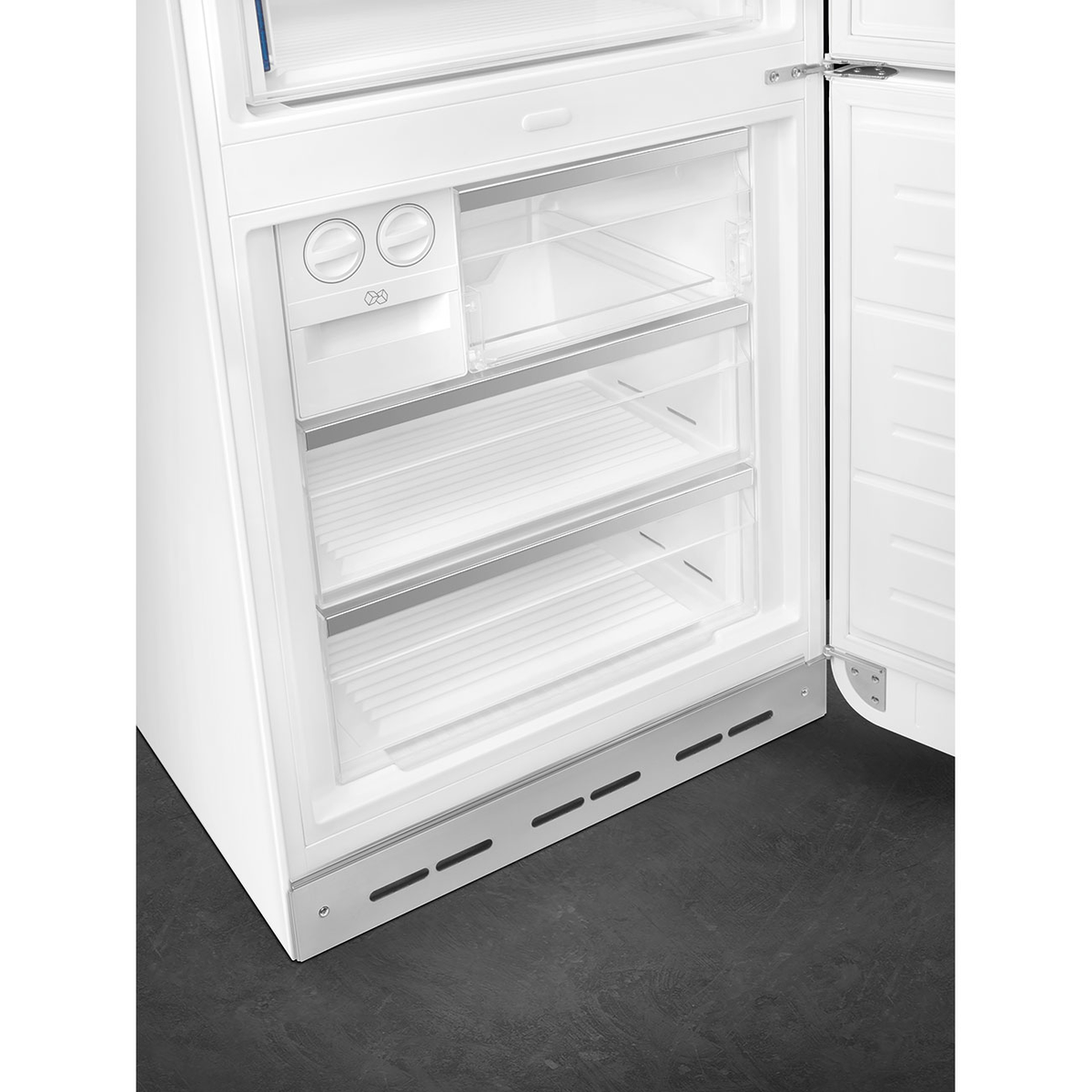Primer plano del interior de un refrigerador con estantes, cajones y controles de temperatura.