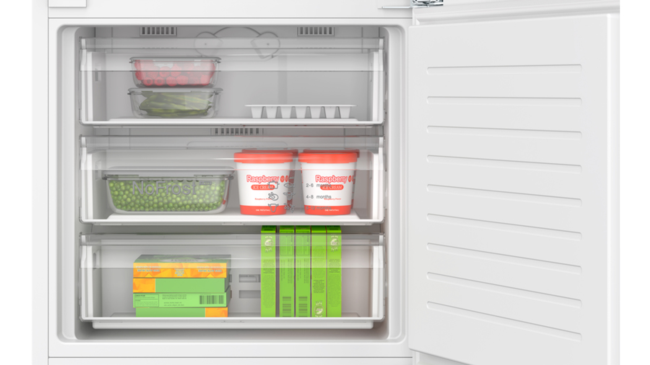 Wnętrze lodówki ze szklanymi półkami i pojemnikami wypełnionymi jedzeniem.