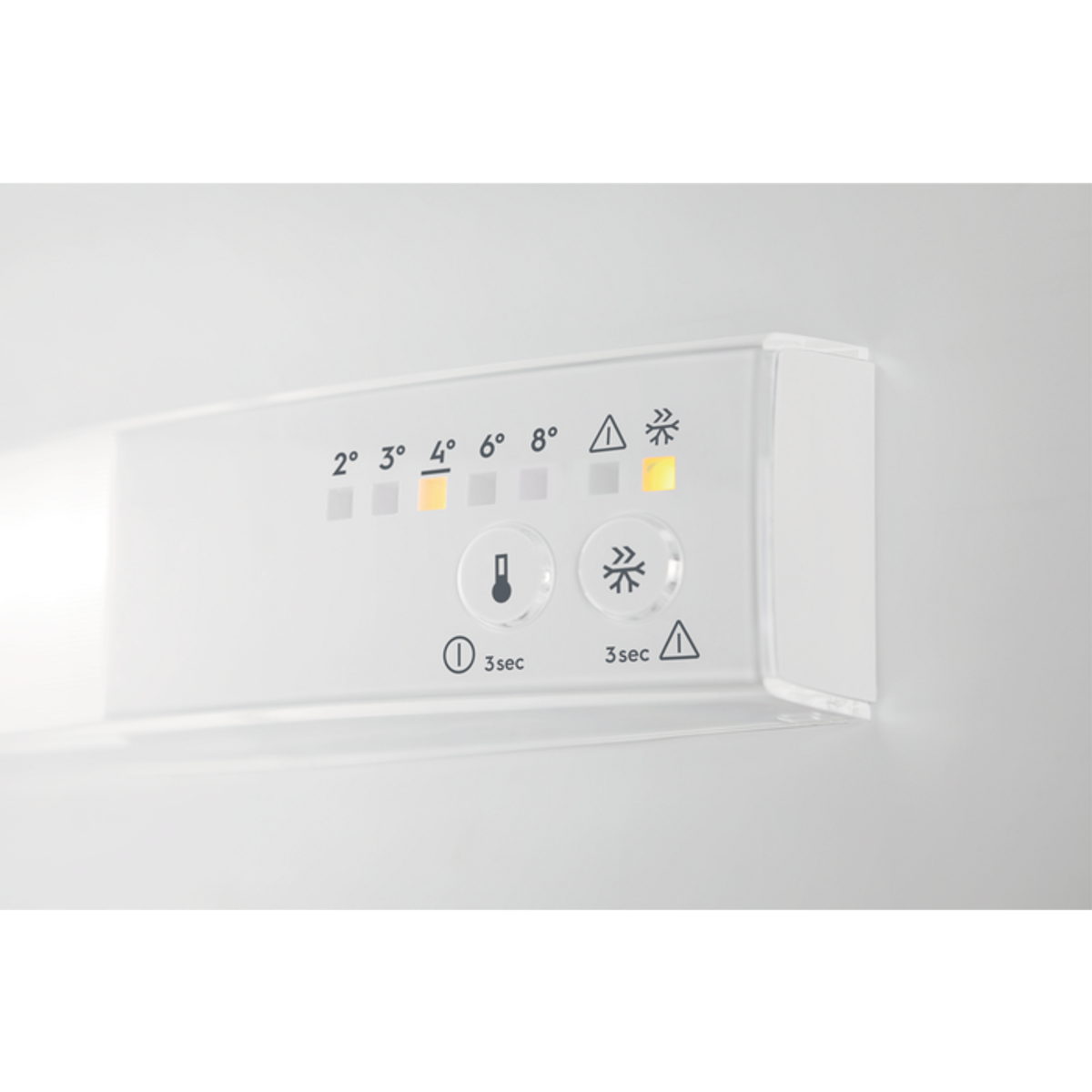 Zbliżenie białego panelu sterowania lodówki z ustawieniami temperatury i wskaźnikami.