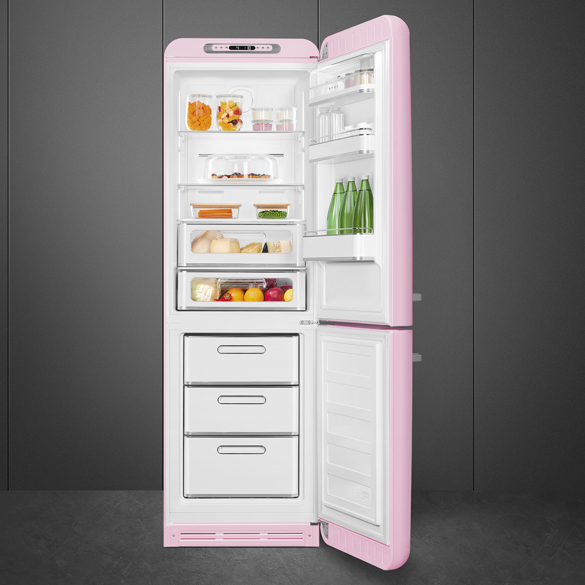 Un refrigerador Smeg rosa abierto, con estantes y cajones llenos de comida.