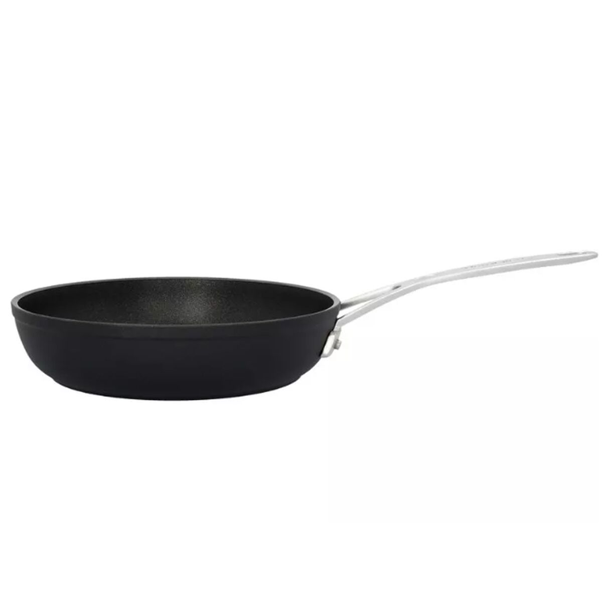 Eine schwarze Bratpfanne mit silbernem Griff auf weißem Untergrund.