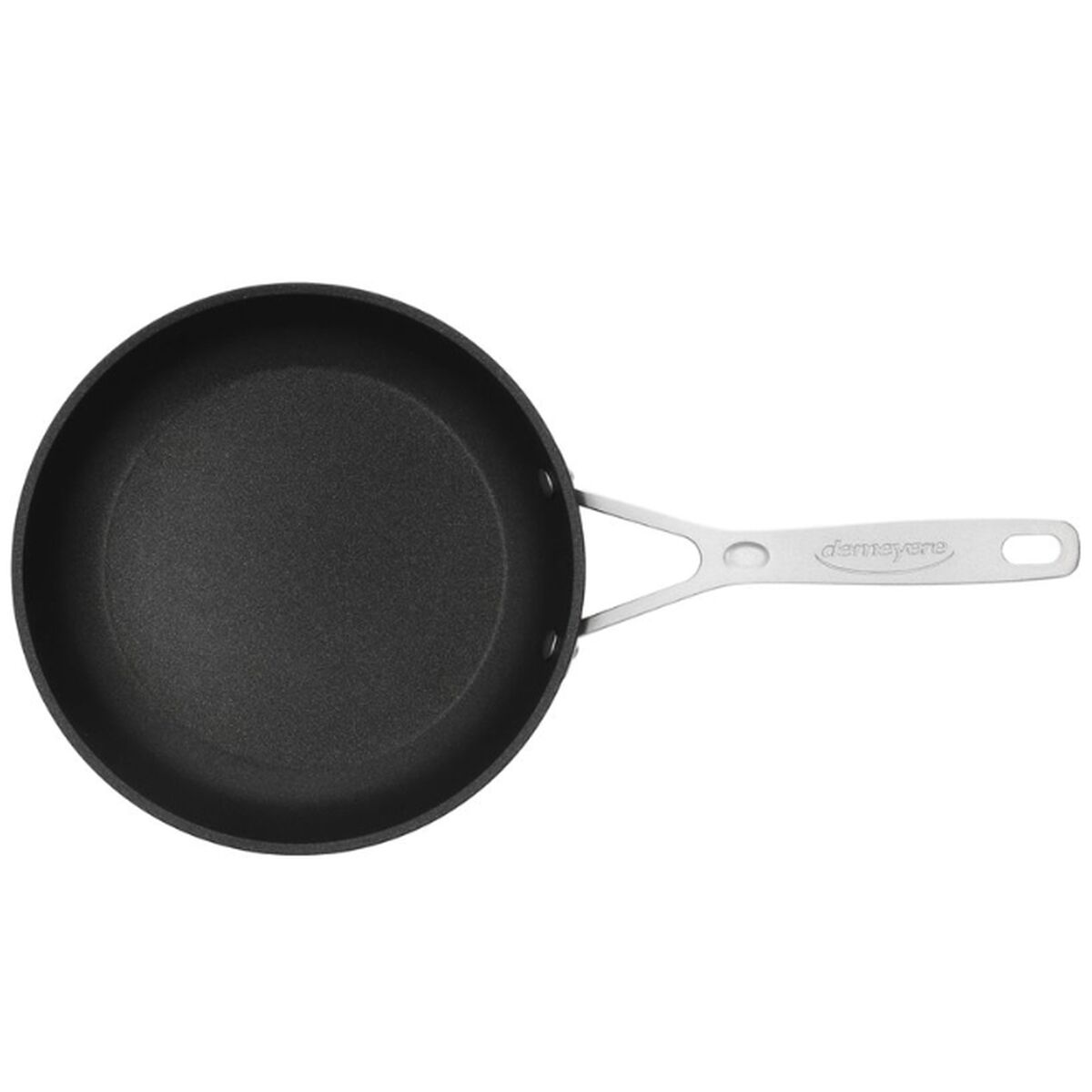 Schwarze Bratpfanne mit silbernem Griff. Der Griff ist V-förmig befestigt. Der Hintergrund ist weiß.