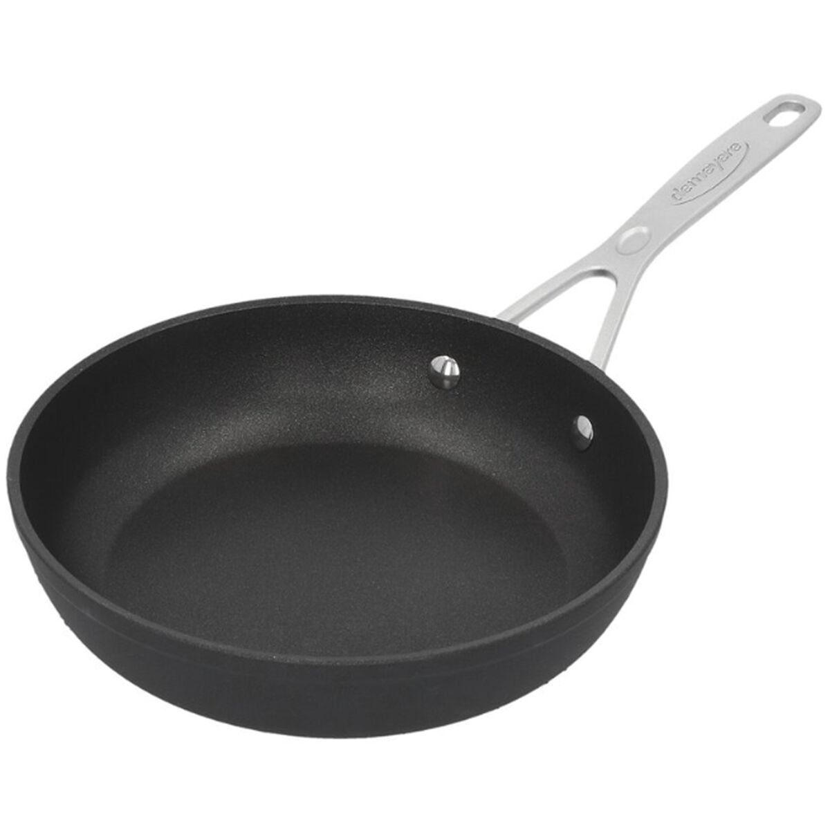 Schwarze Bratpfanne mit silbernem Griff. Die Pfanne ist leer und auf weißem Untergrund.