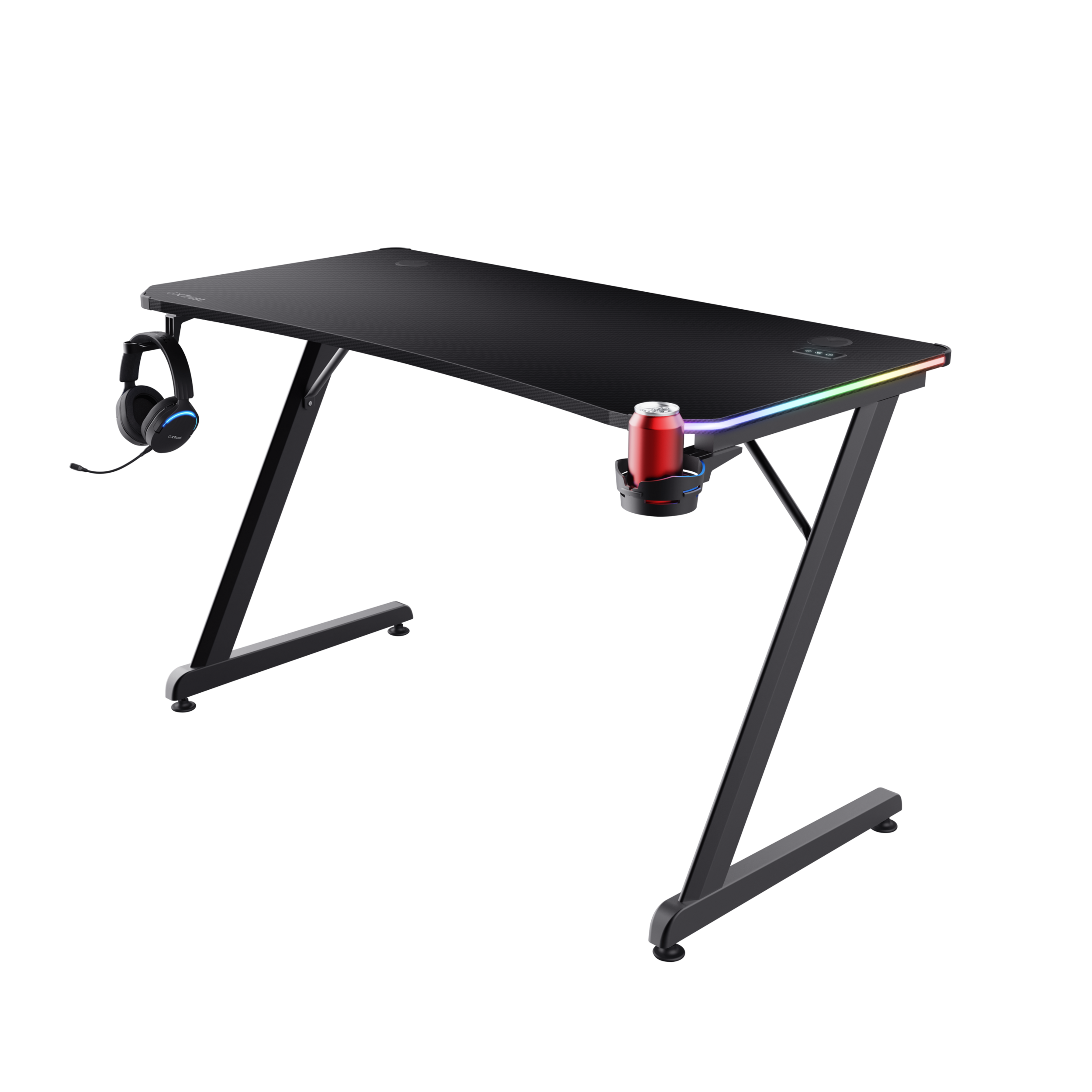 Schwarzer Gaming-Schreibtisch mit Glasplatte, Headset und Getränkehalter, vor schwarzem Hintergrund.