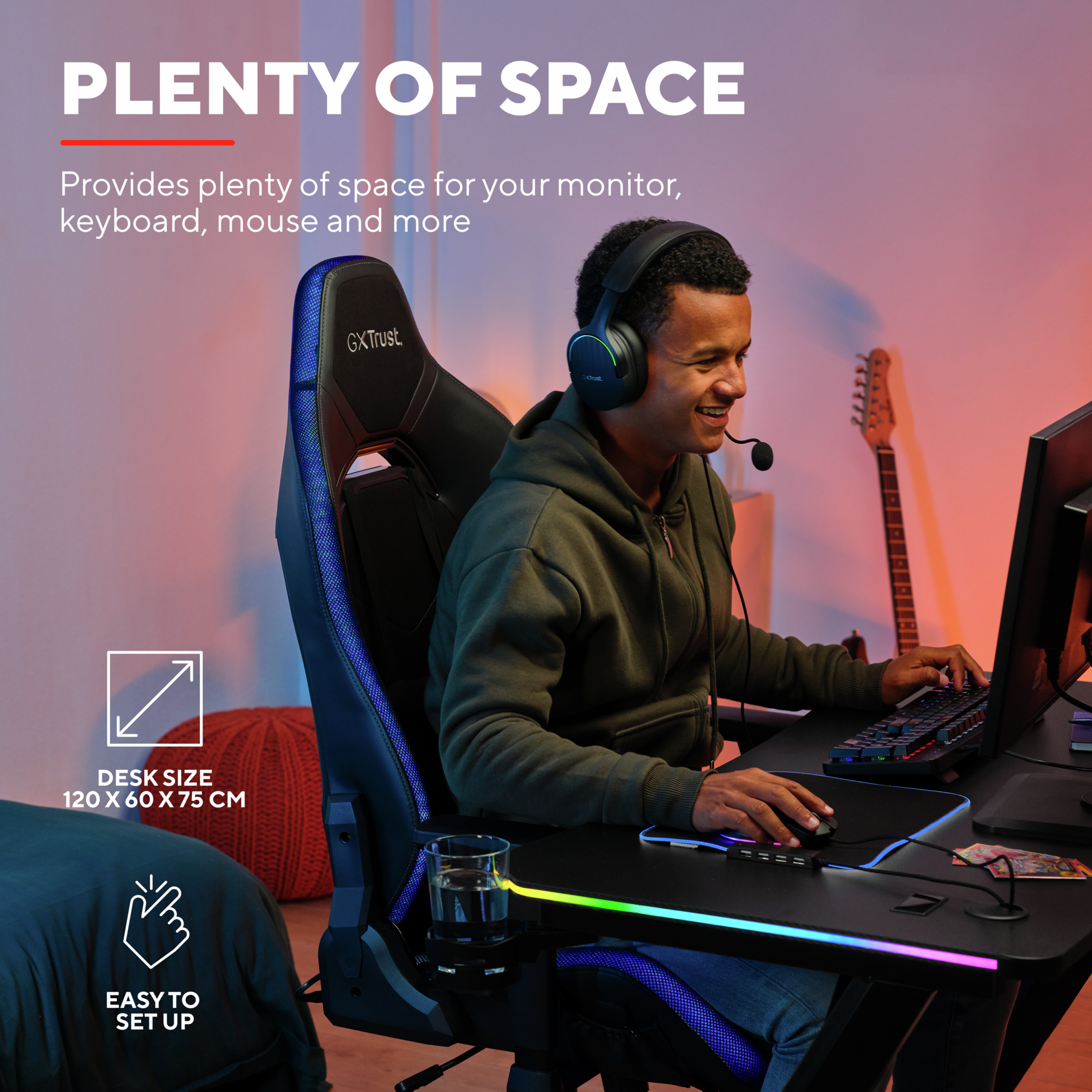 Mann mit Headset benutzt Computer mit zwei Monitoren. Schreibtisch mit LED-Lichtern beleuchtet.
