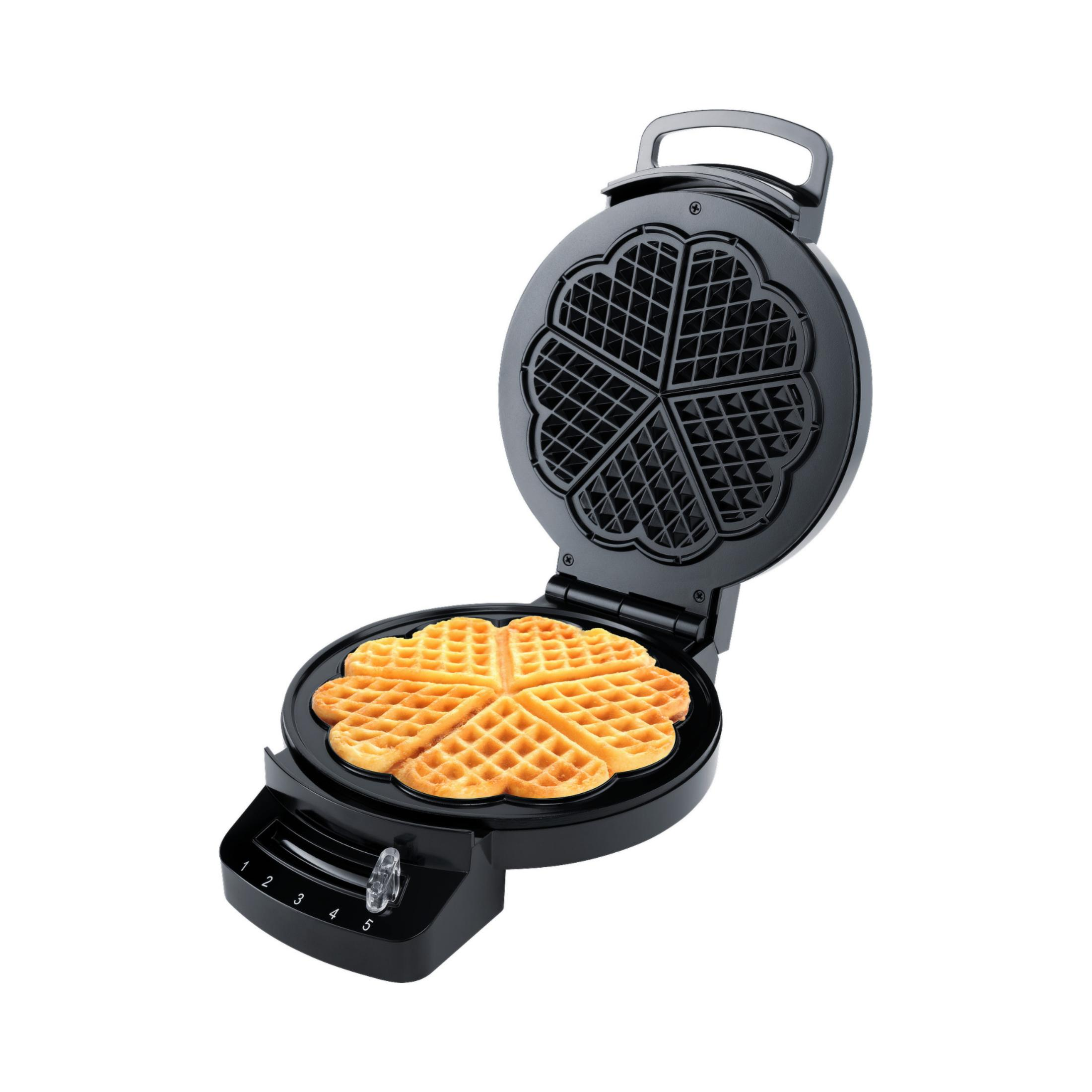 Ein offener, schwarzer Waffeleisen mit einer gebackenen, herzförmigen Waffel. Der Maker steht auf weißem Hintergrund.