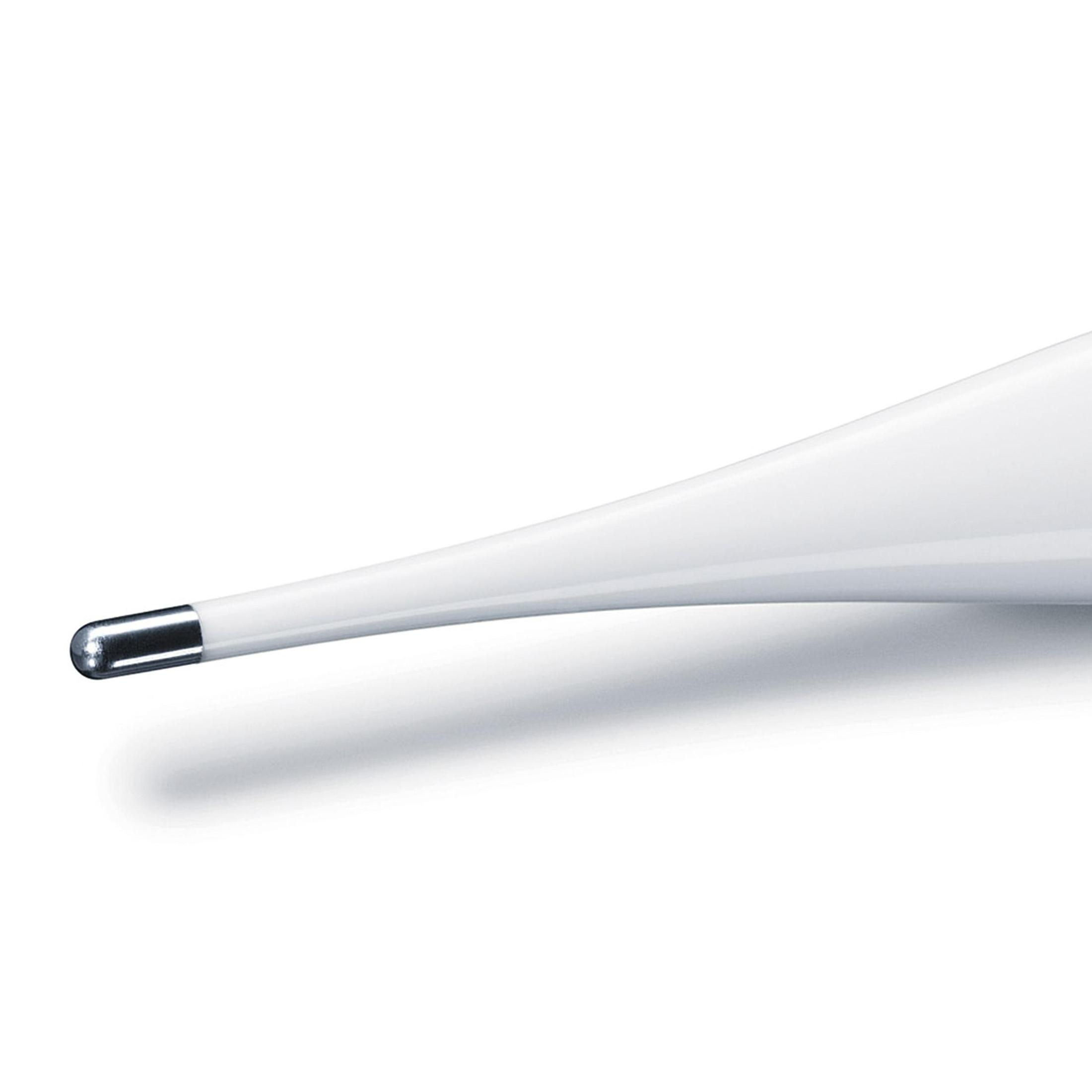 Nahaufnahme eines weißen Thermometers mit silberner Spitze auf weißem Grund.