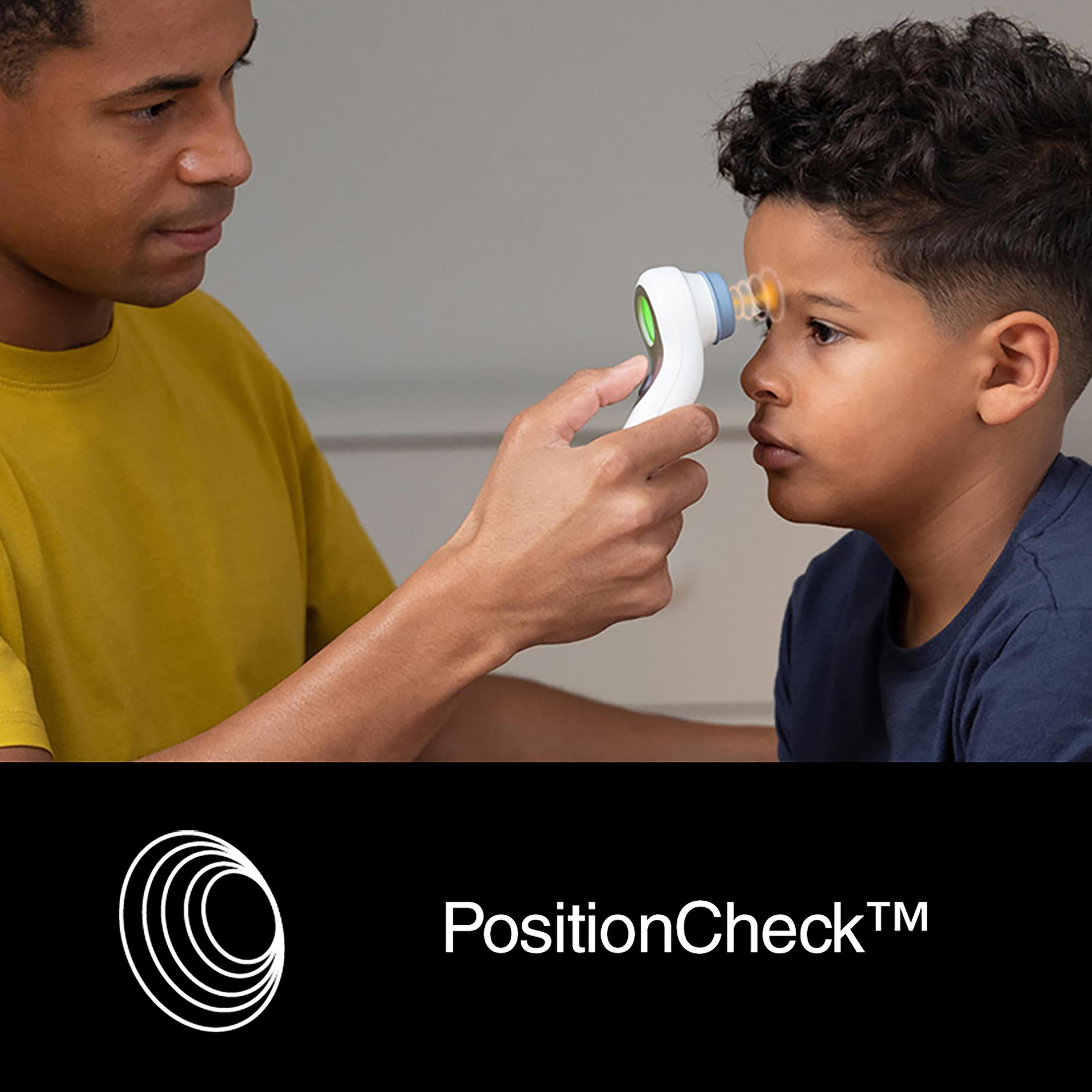 Mężczyzna używa termometru na czole dziecka, blisko białej ściany.