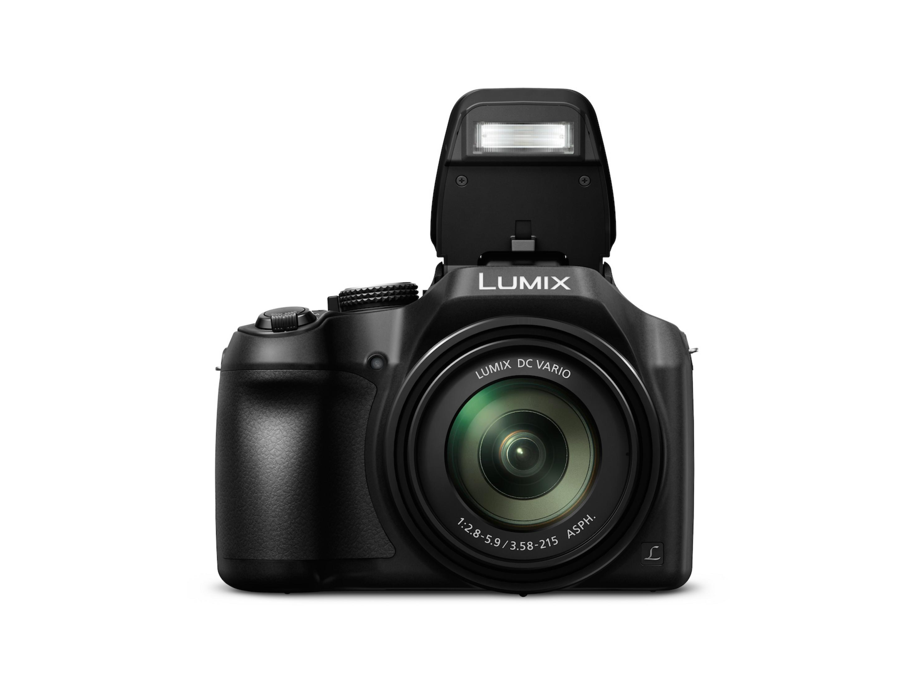 Schwarze Lumix-Kamera mit Blitz auf weißem Hintergrund. Linse sichtbar.