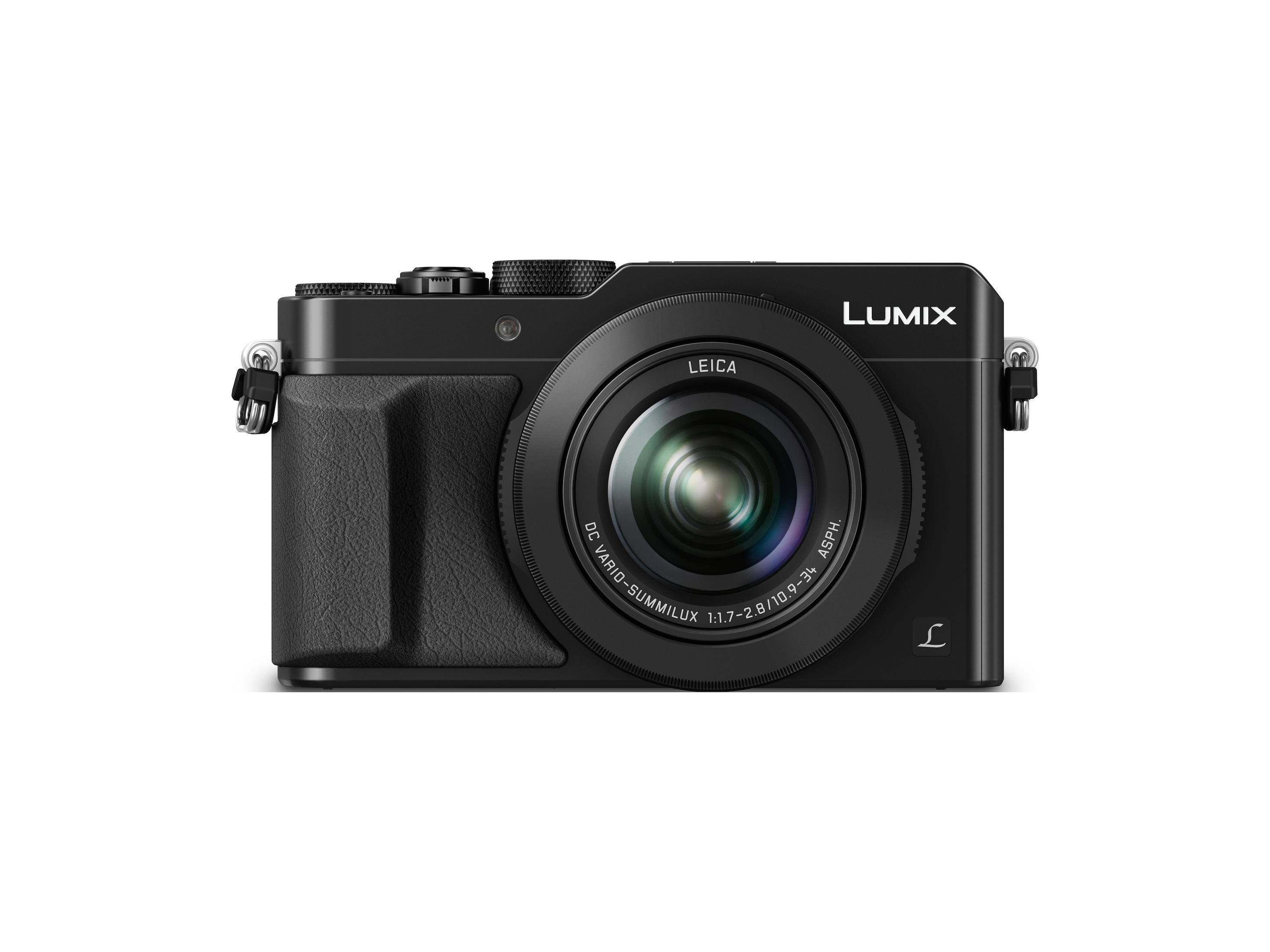 Schwarze LUMIX-Kamera mit Objektiv, Bedienelementen und Griff. Weißer Hintergrund.
