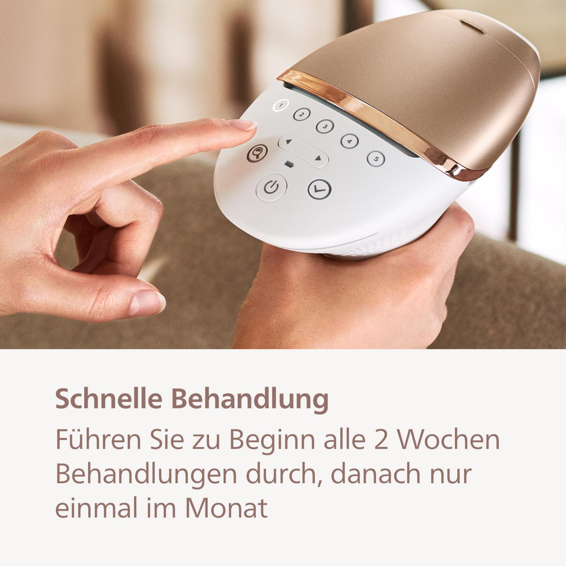 Dłoń kobiety używająca białego i złotego urządzenia do usuwania włosów, ujęcie z bliska.