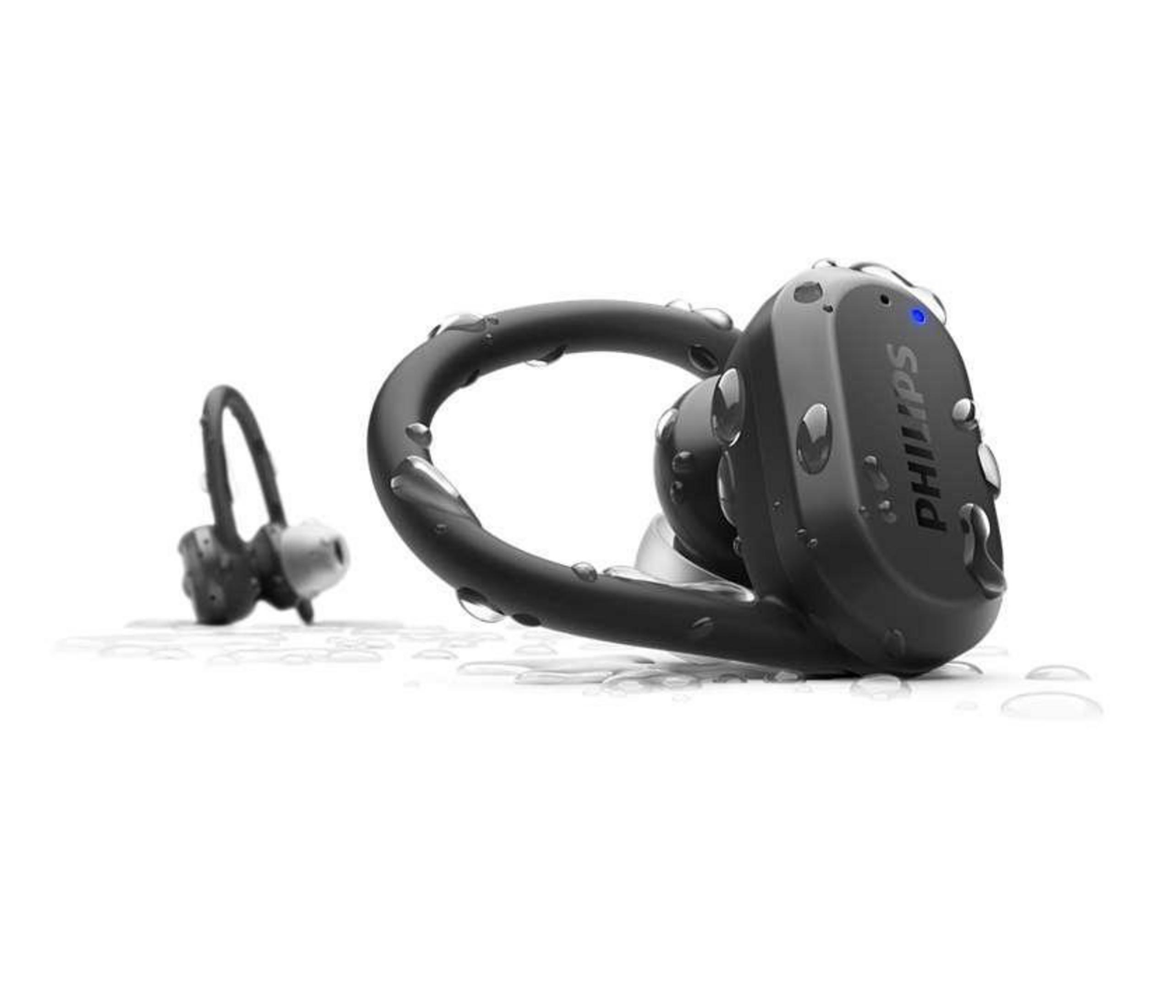 Auricolare wireless Philips nero e grigio. Gocce d'acqua e sfondo bianco.
