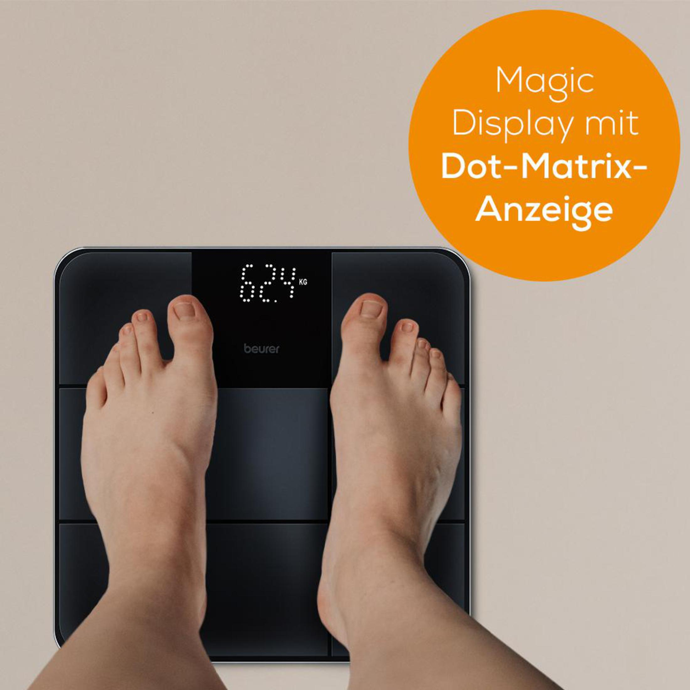 Piedi su bilancia digitale nera, con peso visualizzato e fumetto.