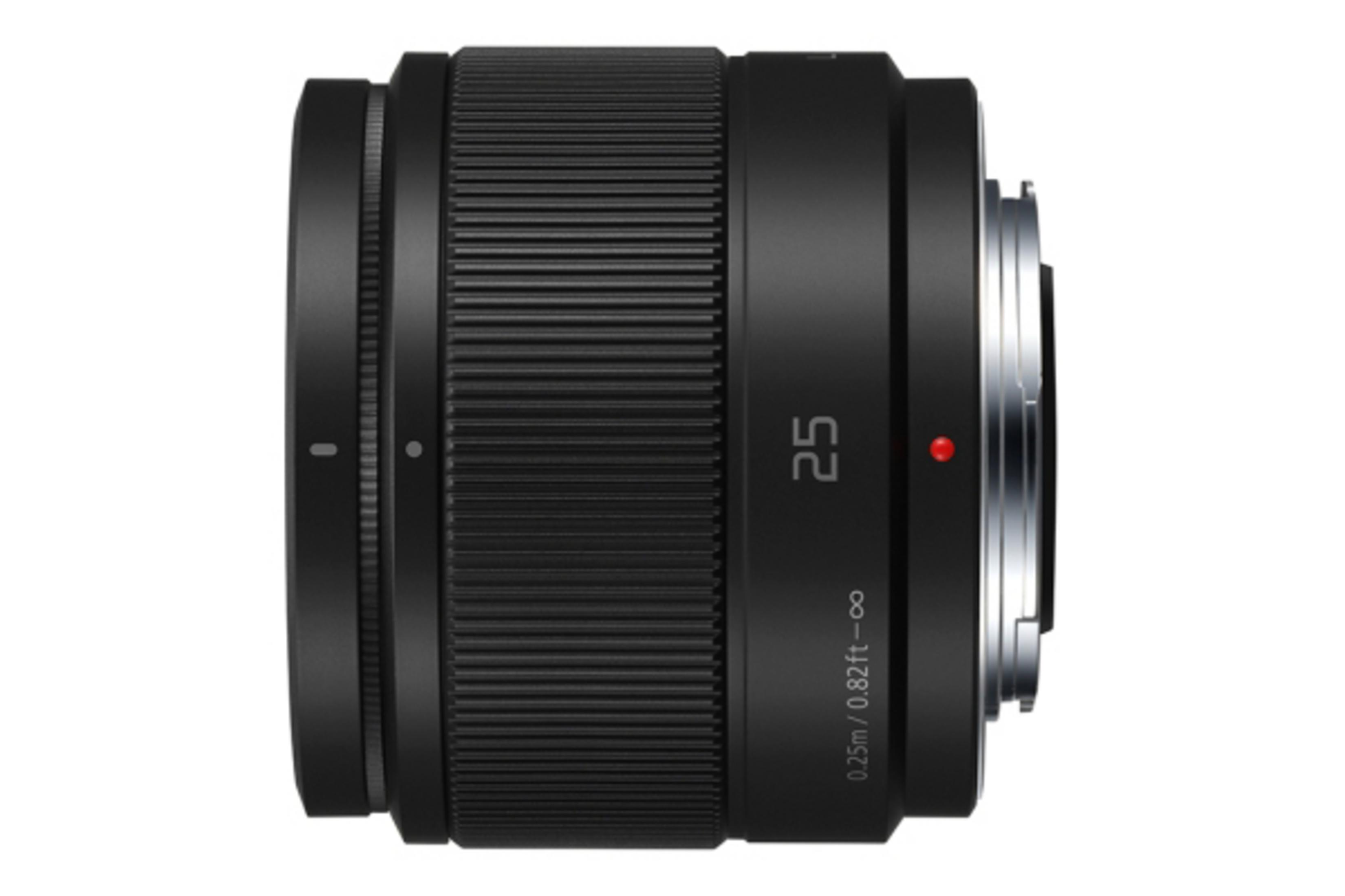Czarny obiektyw z żebrowanymi bokami i czerwoną kropką.